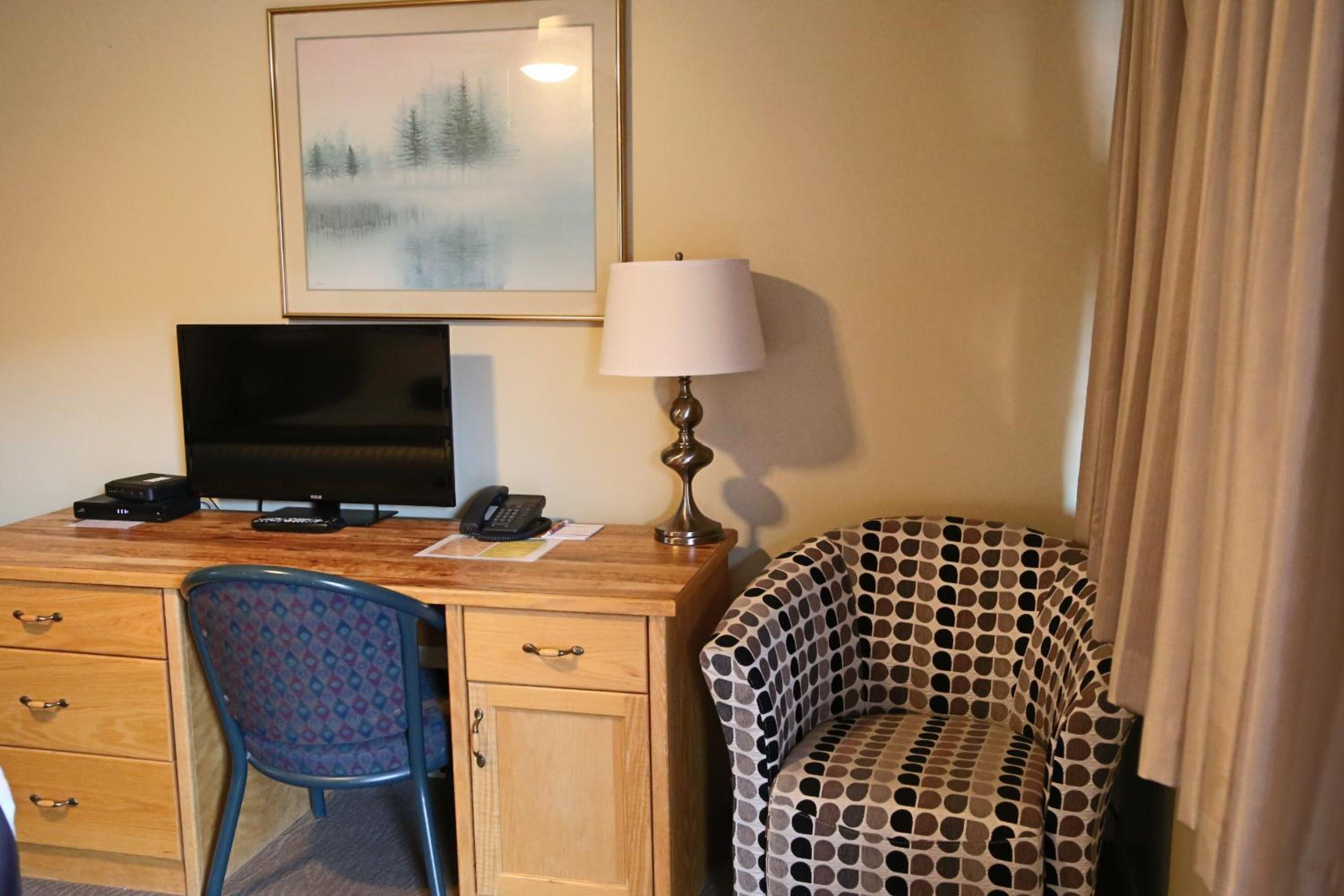 Queen Suite - Non Pet Friendly - Photo 8