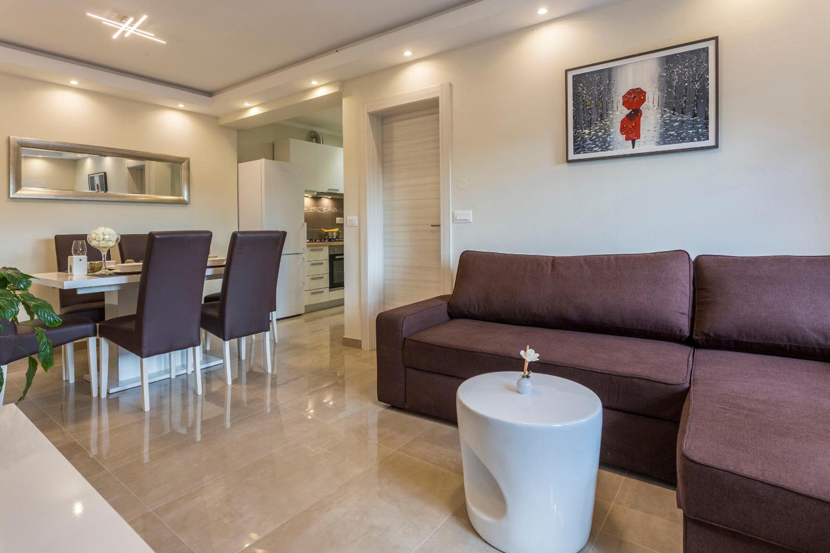 Six-Bedroom Villa  photo 1