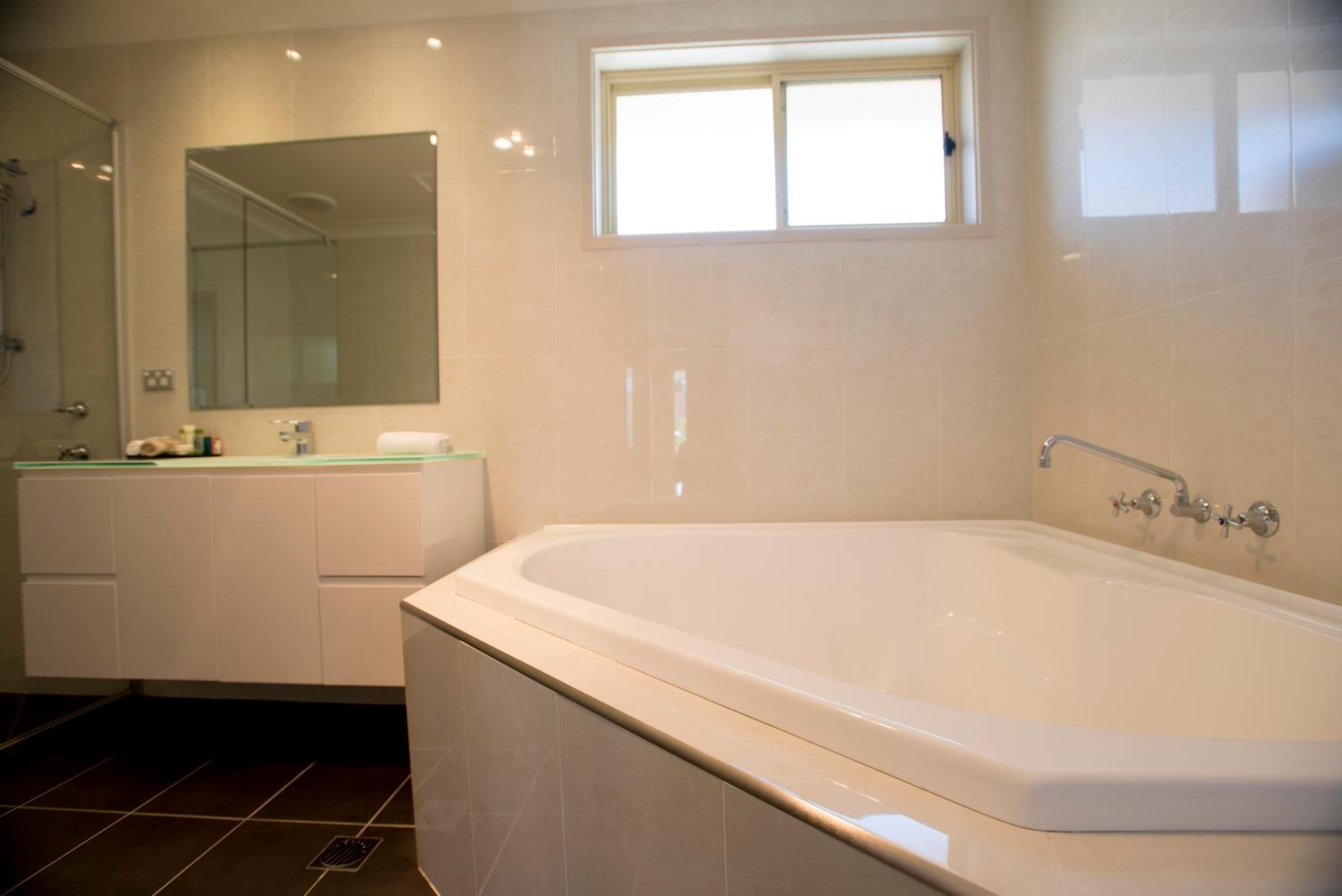 Superior King Room with Spa Bath - Photo 2