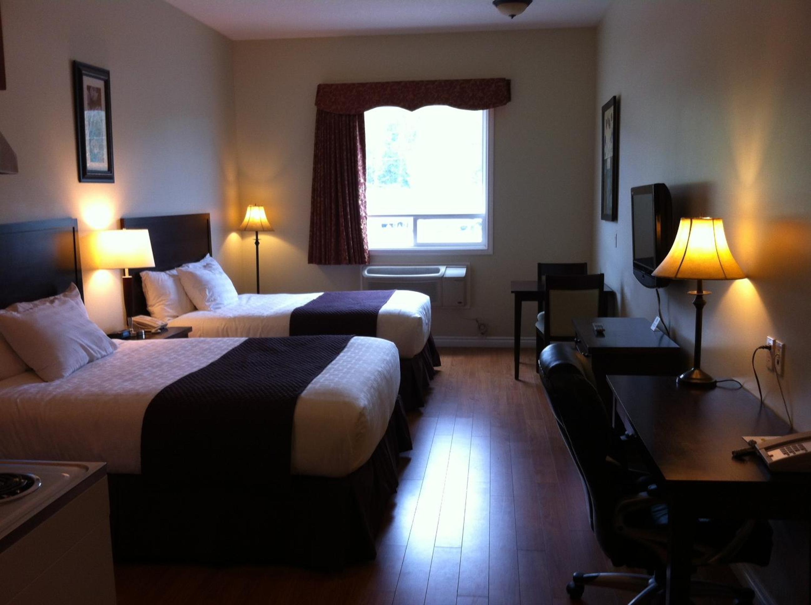 Queen Room with Two Queen Beds - Non-Smoking - Photo 6