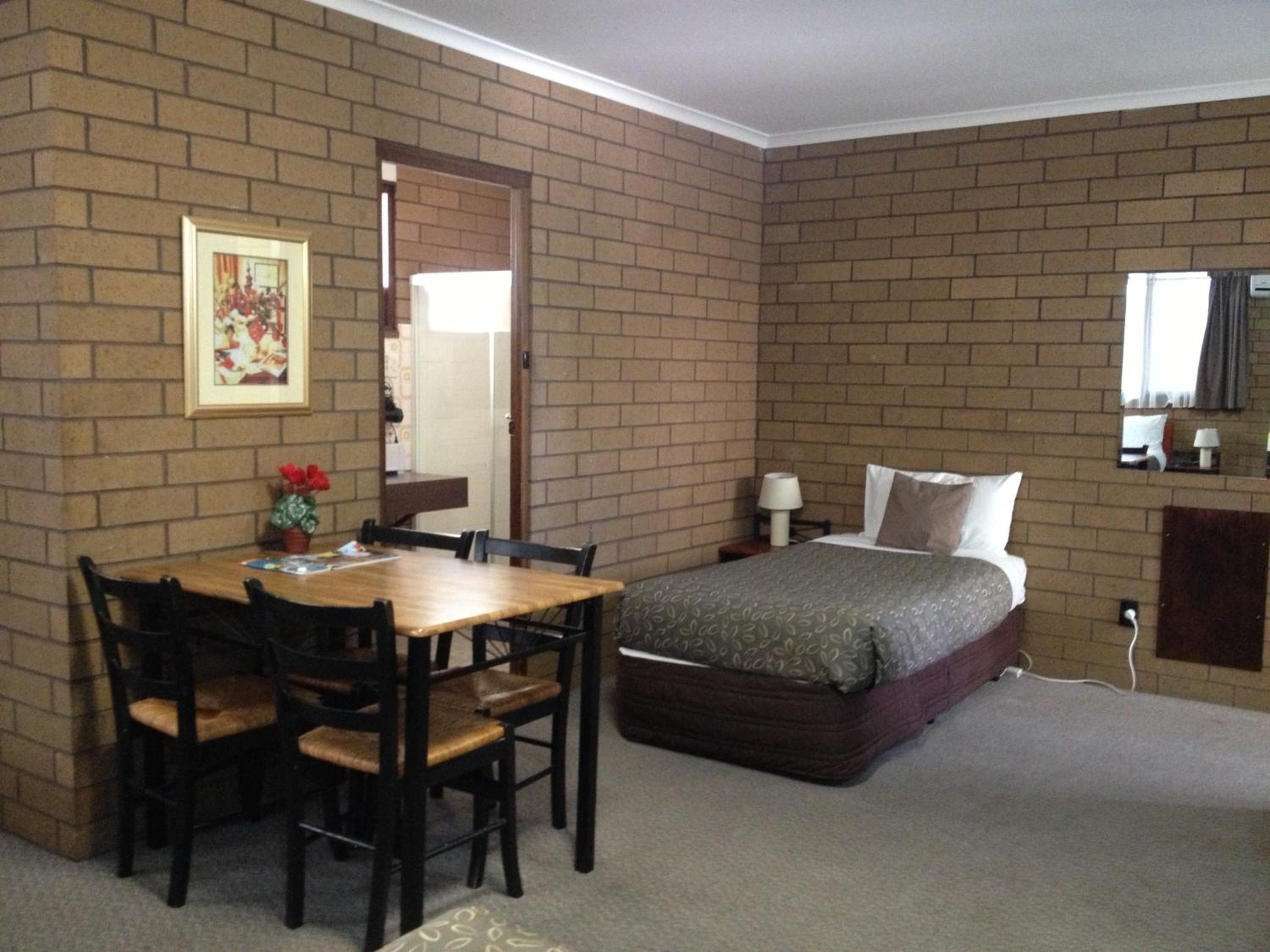 Large Family Room photo 3