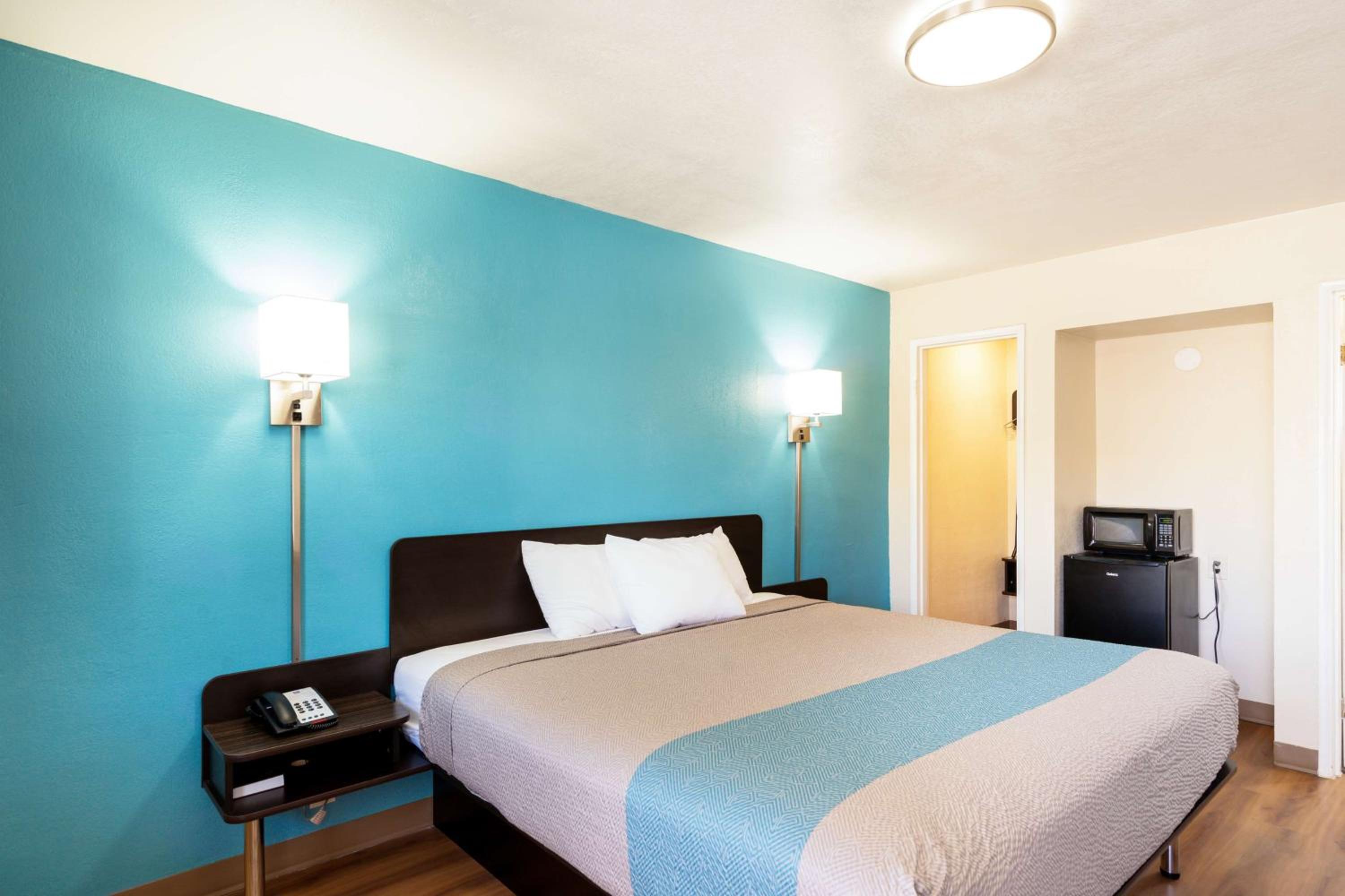 Deluxe King Room - Non-Smoking photo 1
