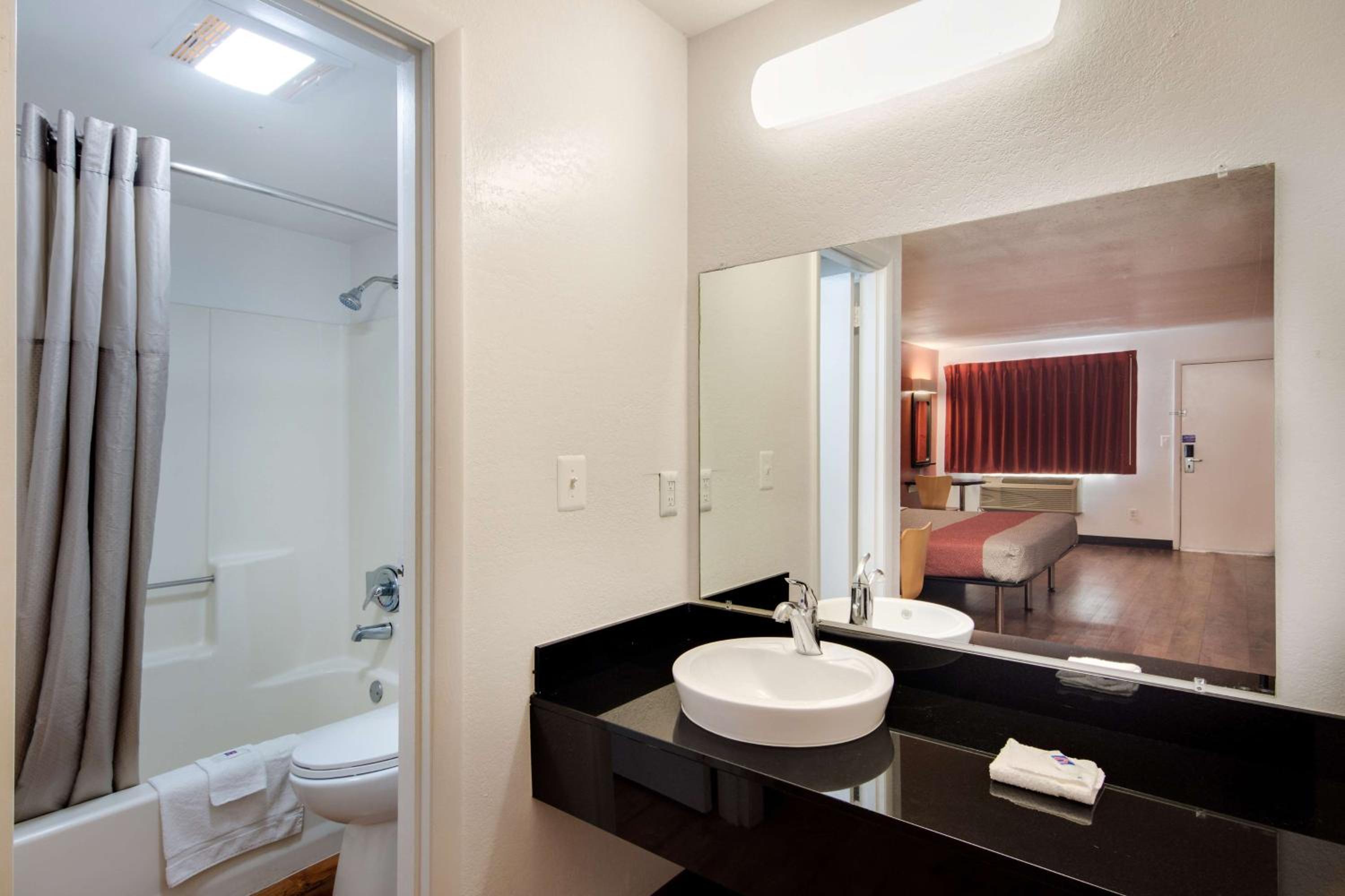 Quadruple Room - Non-Smoking - Photo 10