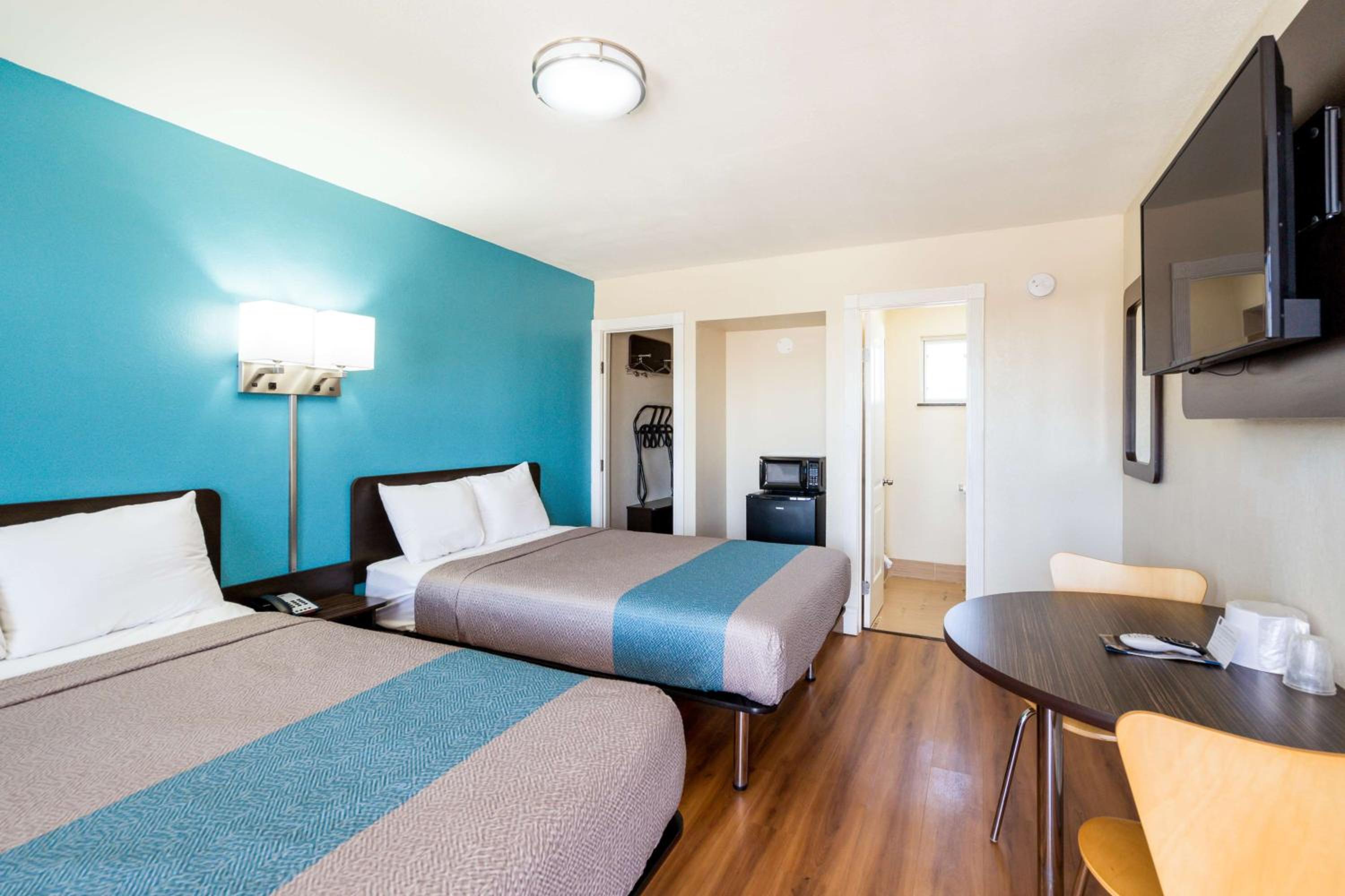 Deluxe Quadruple Room - Smoking photo 2