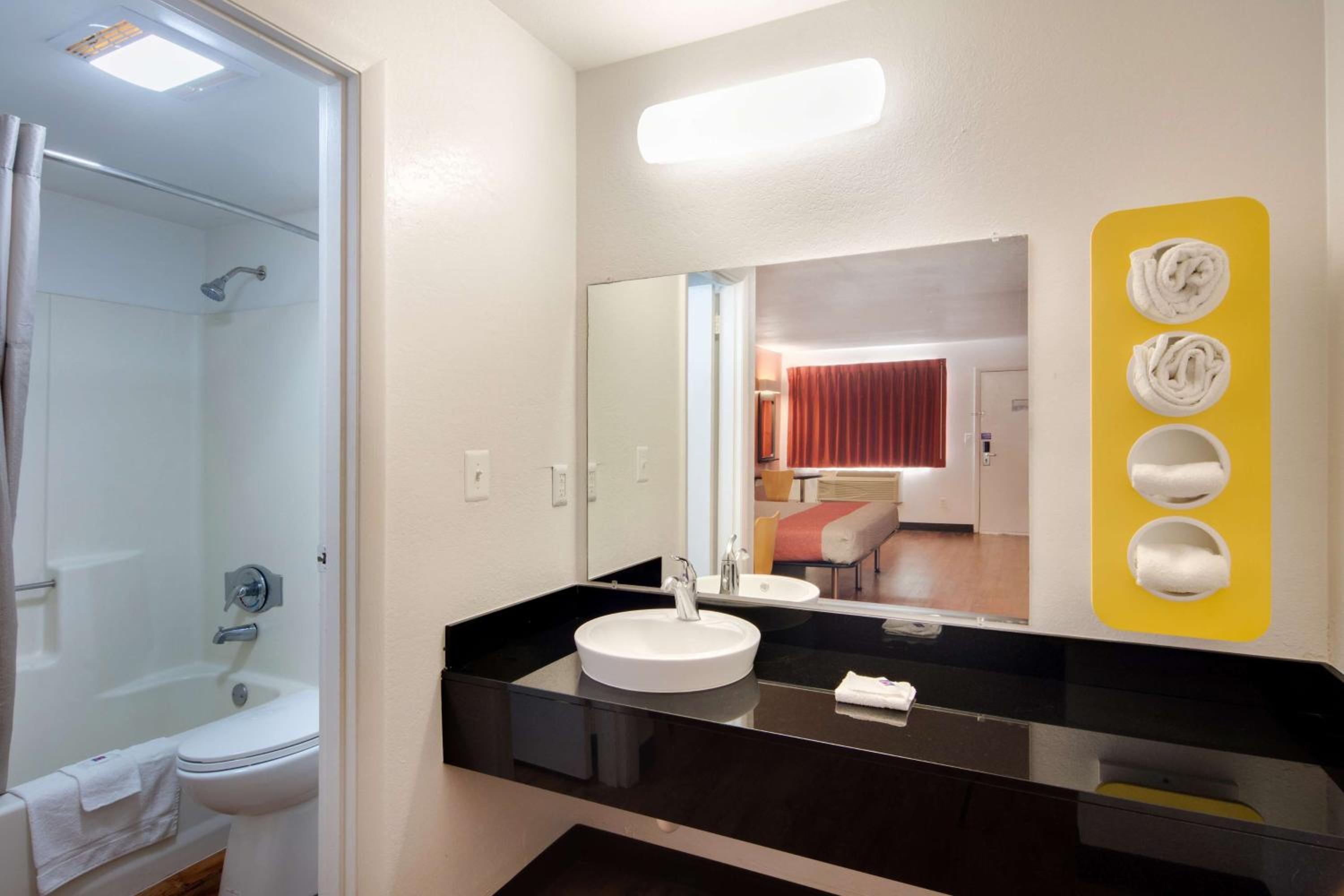 Quadruple Room - Non-Smoking - Photo 7