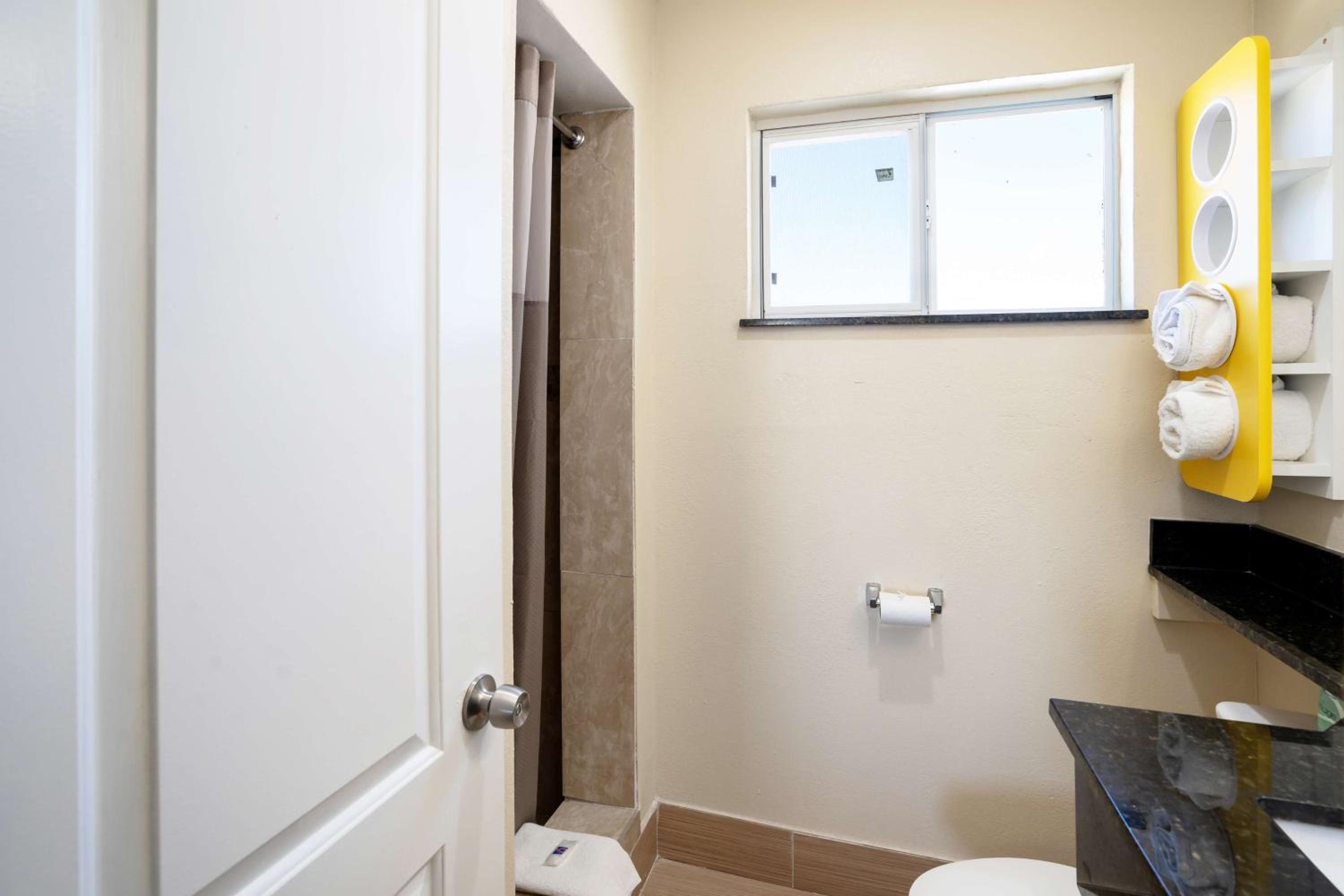 Deluxe King Room - Non-Smoking photo 3