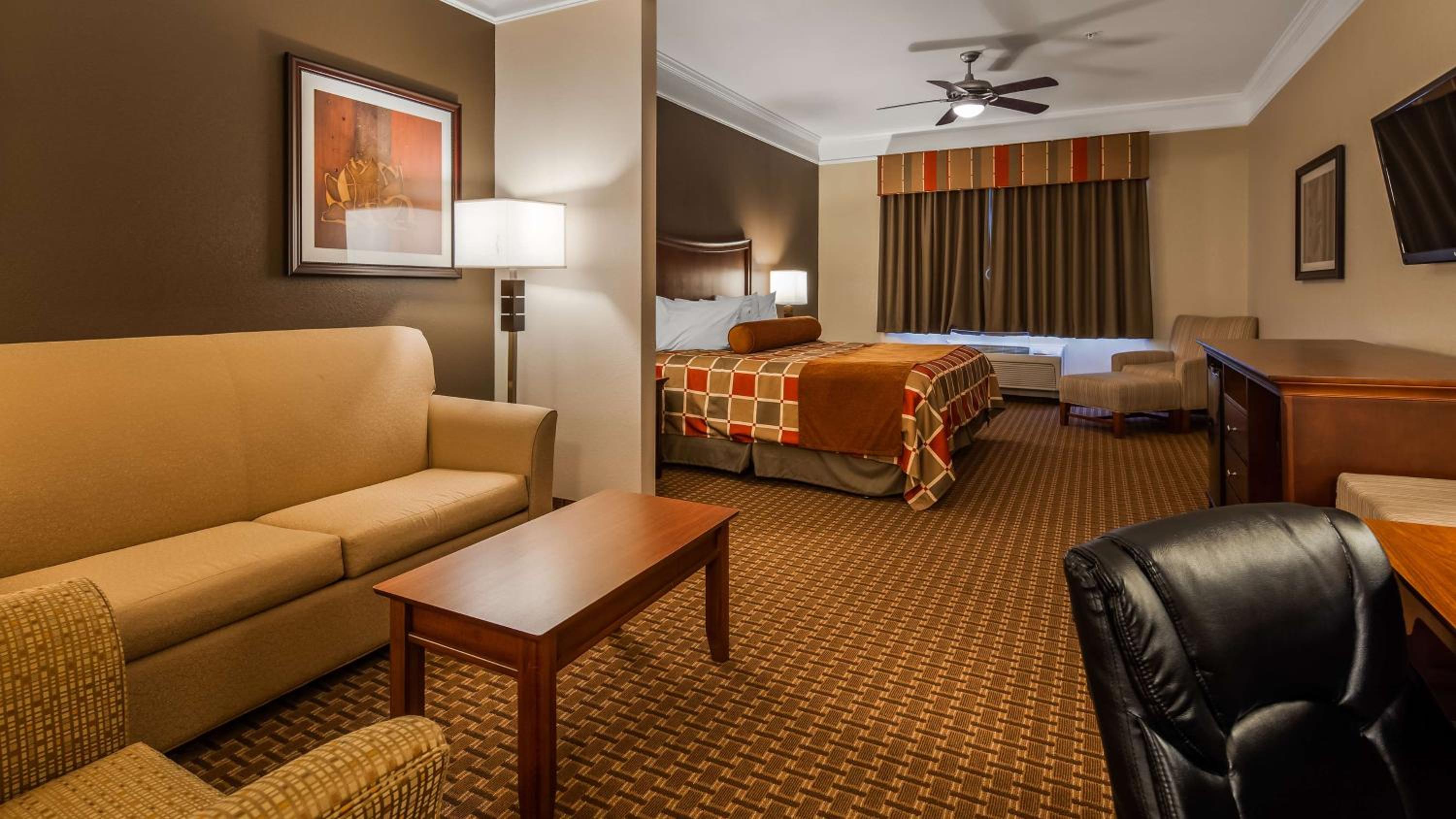 King Studio Suite with Sofa Bed photo 2
