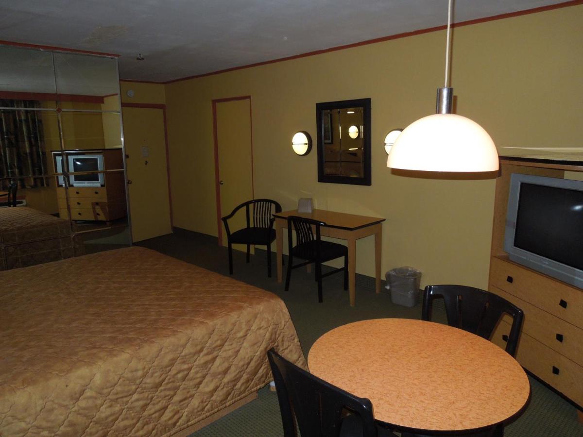 King Room - Non-Smoking photo 2