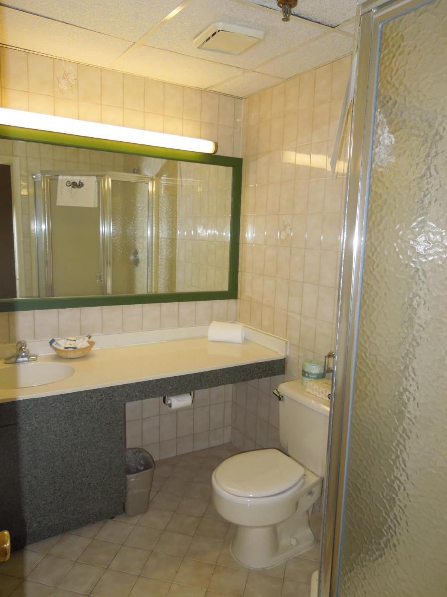 Queen Room with Two Queen Beds - Non Smoking photo 3