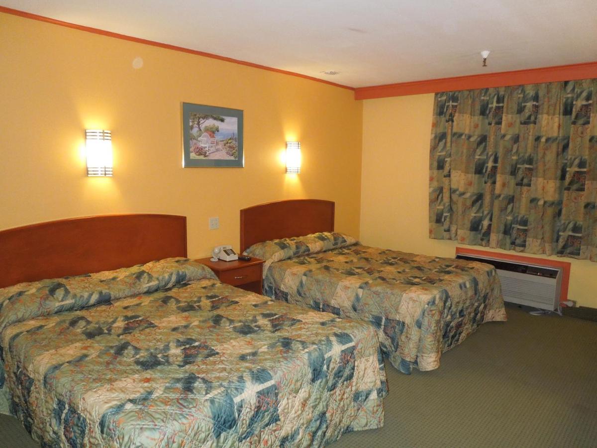 Queen Room with Two Queen Beds - Smoking photo 3