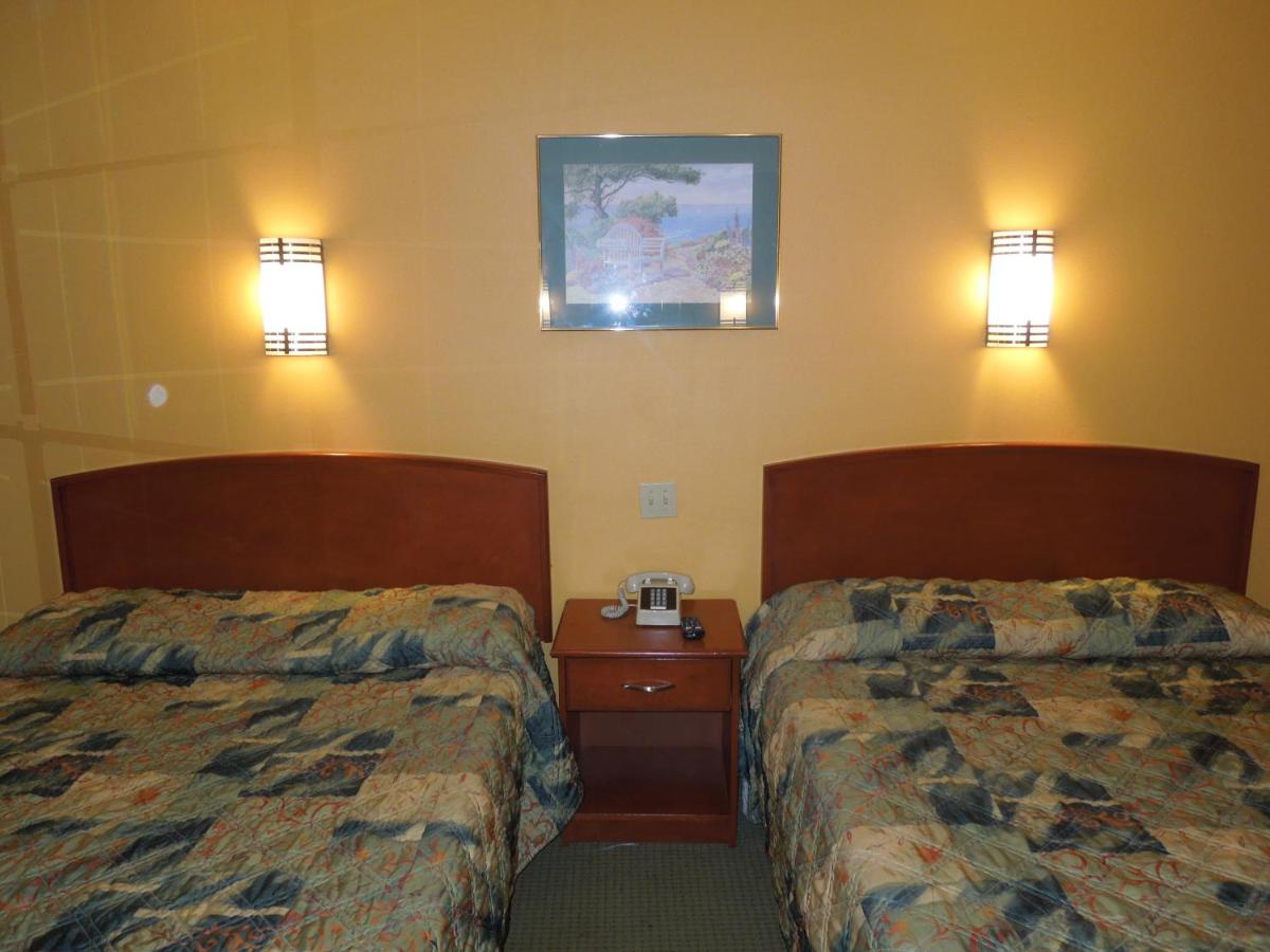 Queen Room with Two Queen Beds - Non Smoking photo 1