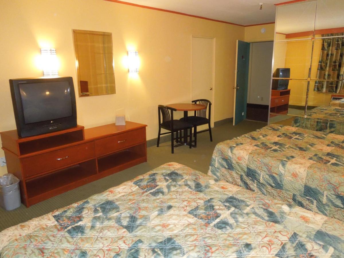 Queen Room with Two Queen Beds - Non Smoking photo 2