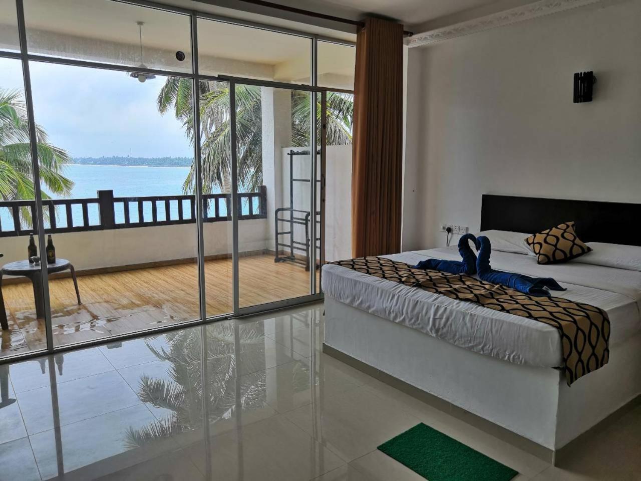 Double Room with Balcony and Sea View - Photo 1