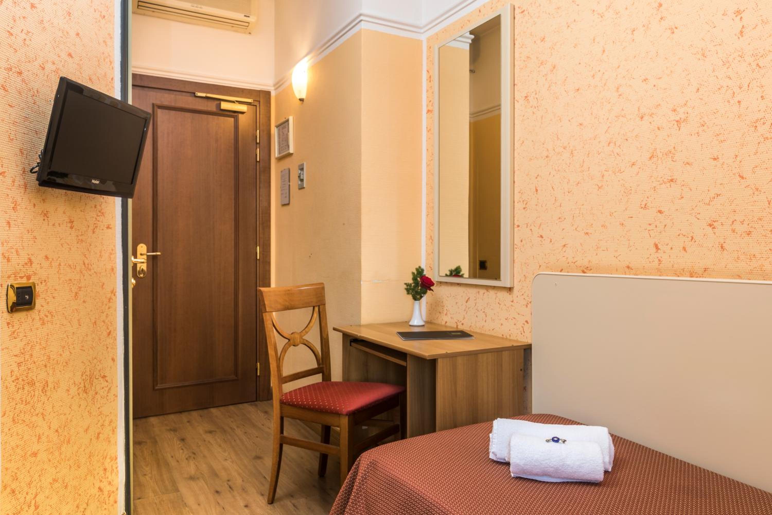 Single Room photo 3