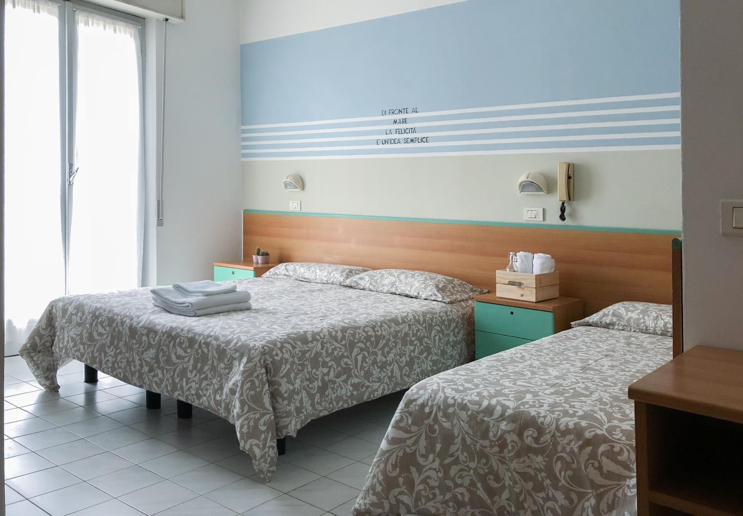 Standard Triple Room - Photo 9
