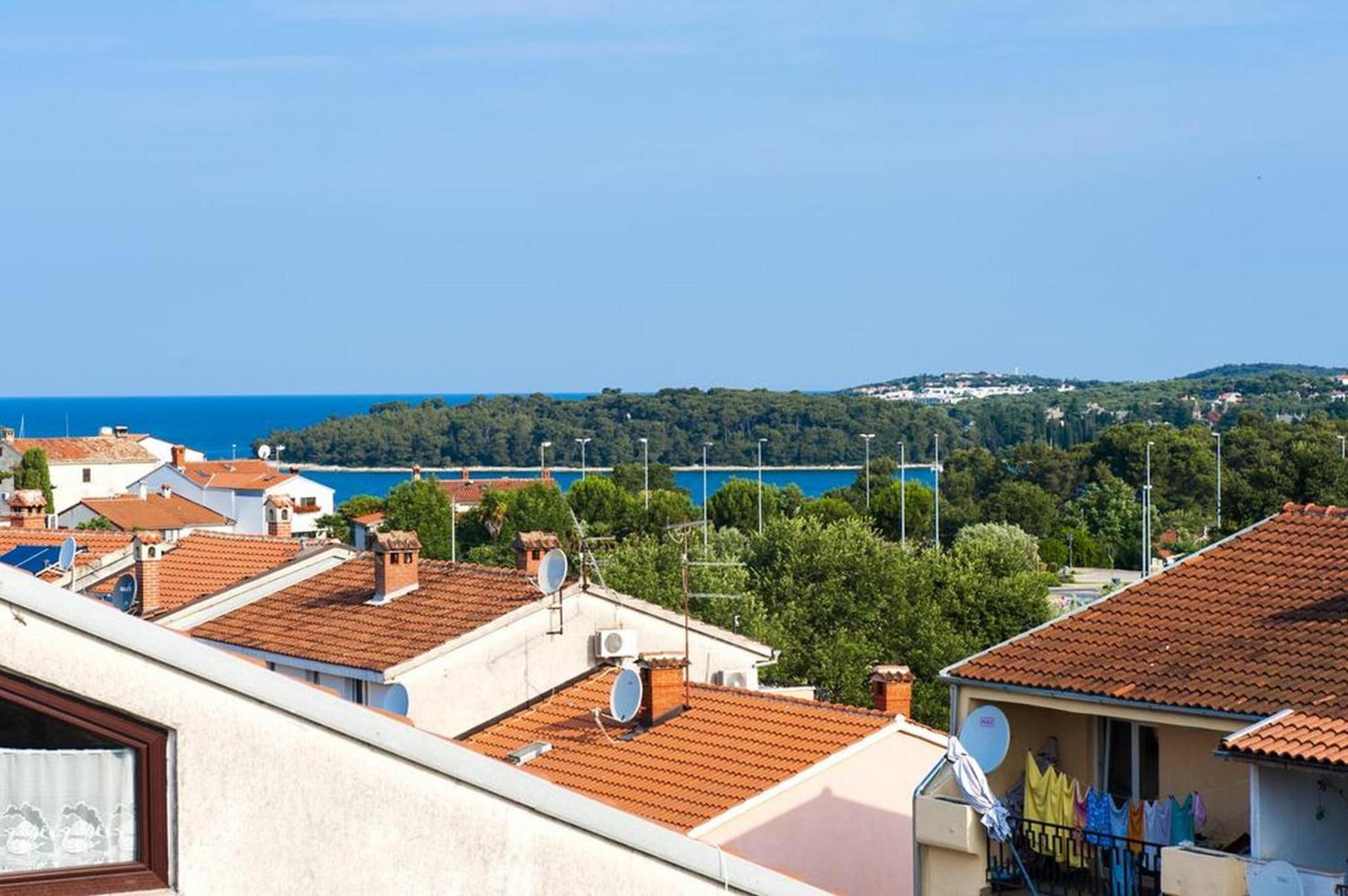 Deluxe One-Bedroom Apartment with Balcony  photo 2