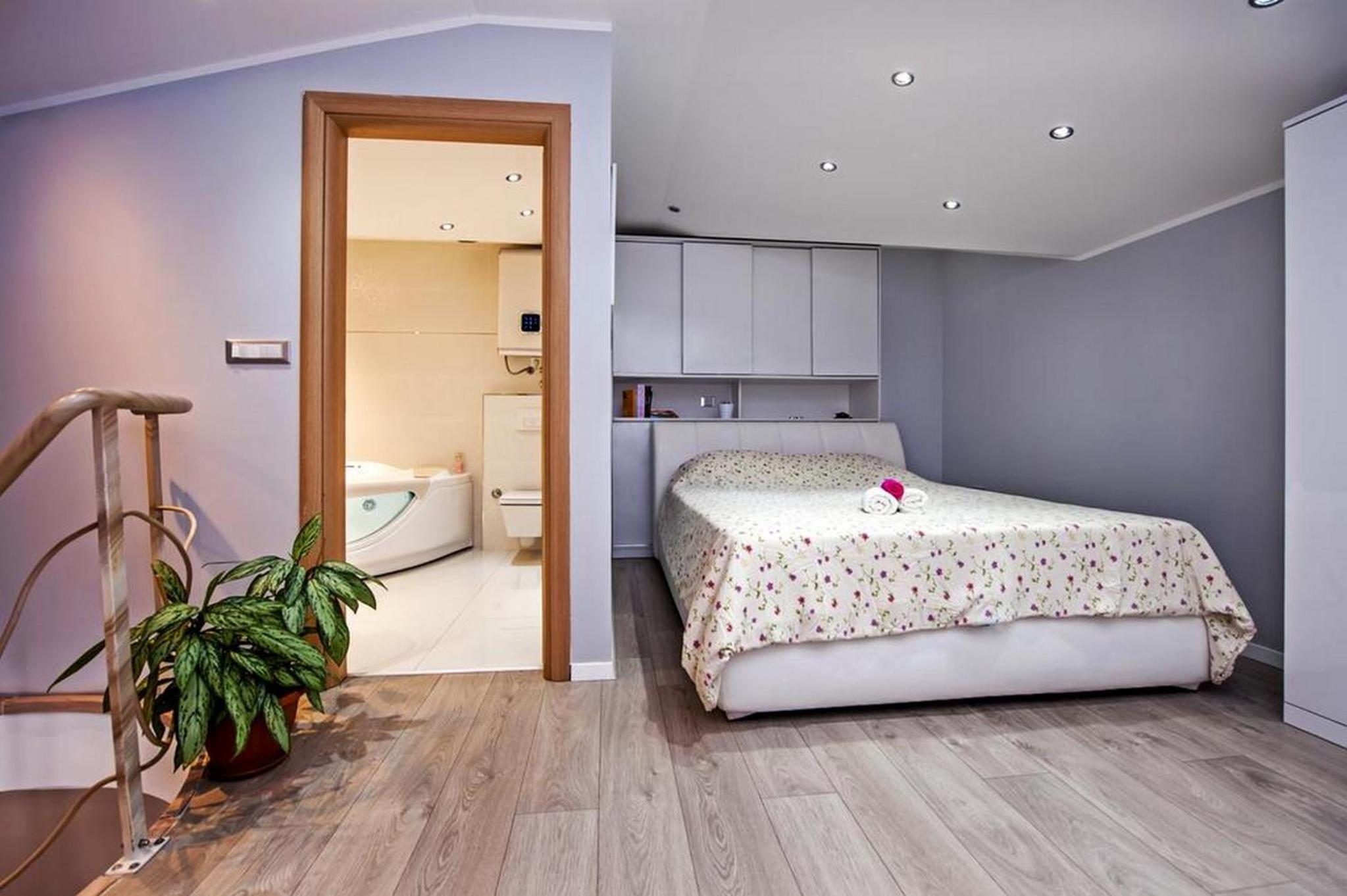 Deluxe One-Bedroom Apartment with Balcony  photo 1
