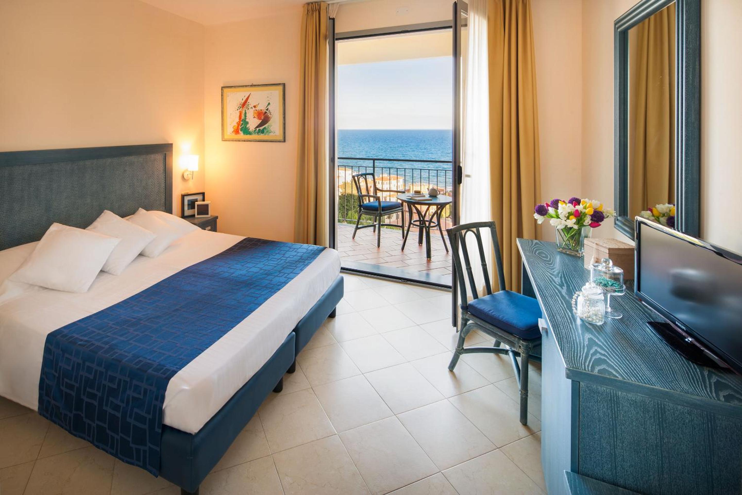 Double or Twin Room with Sea View - Photo 5