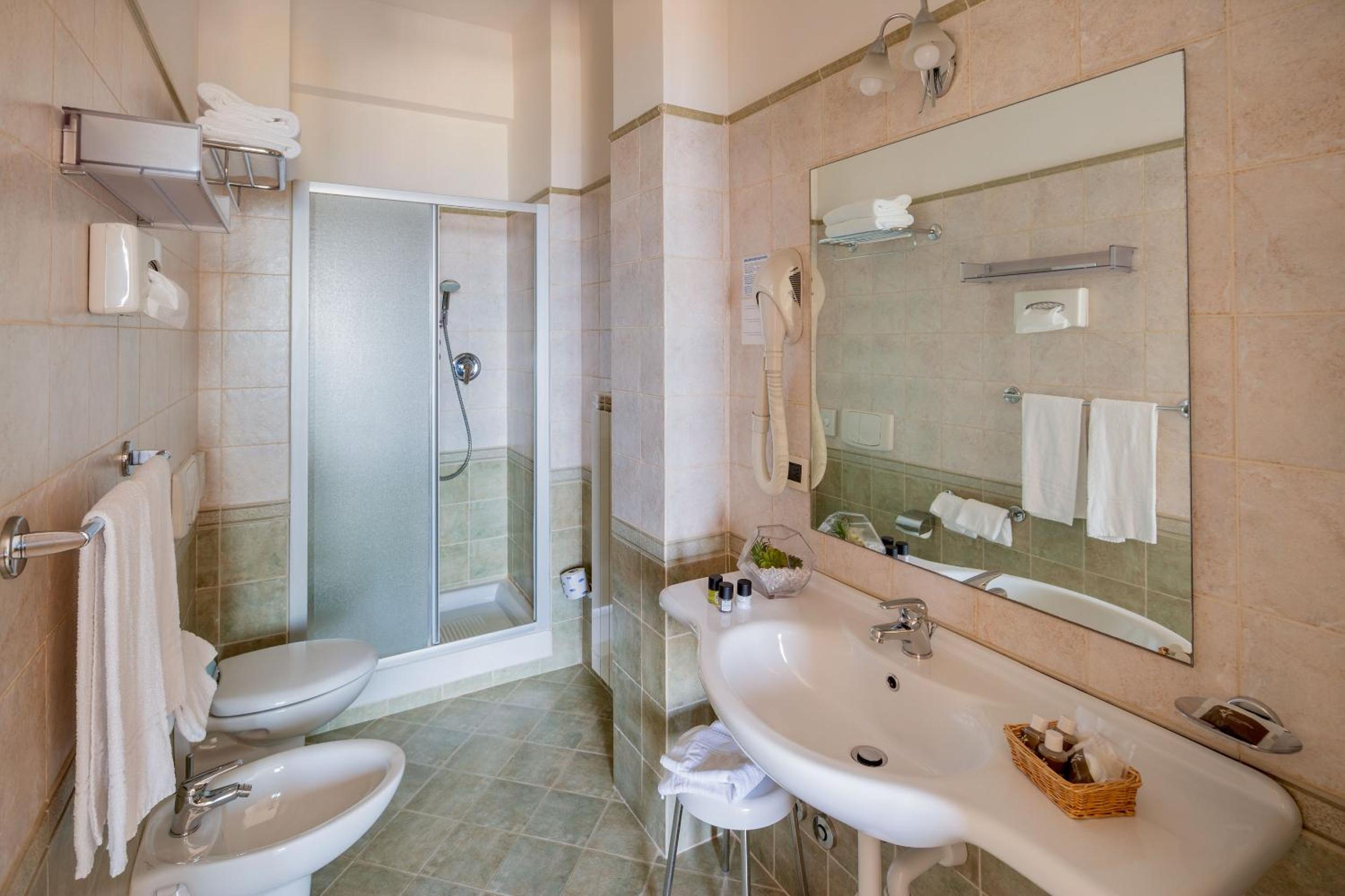 Double or Twin Room with Sea View - Photo 6