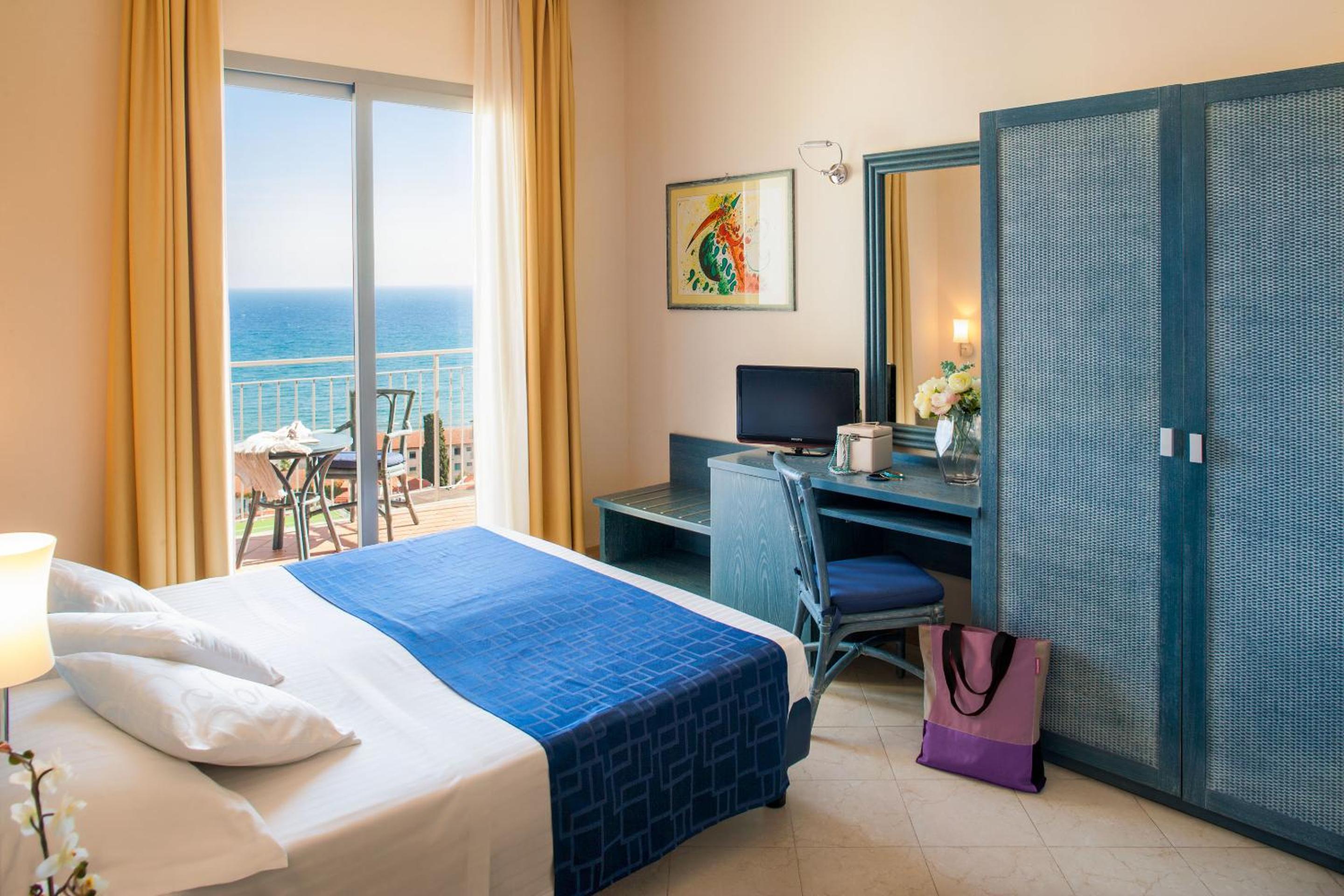 Double or Twin Room with Sea View - Photo 1