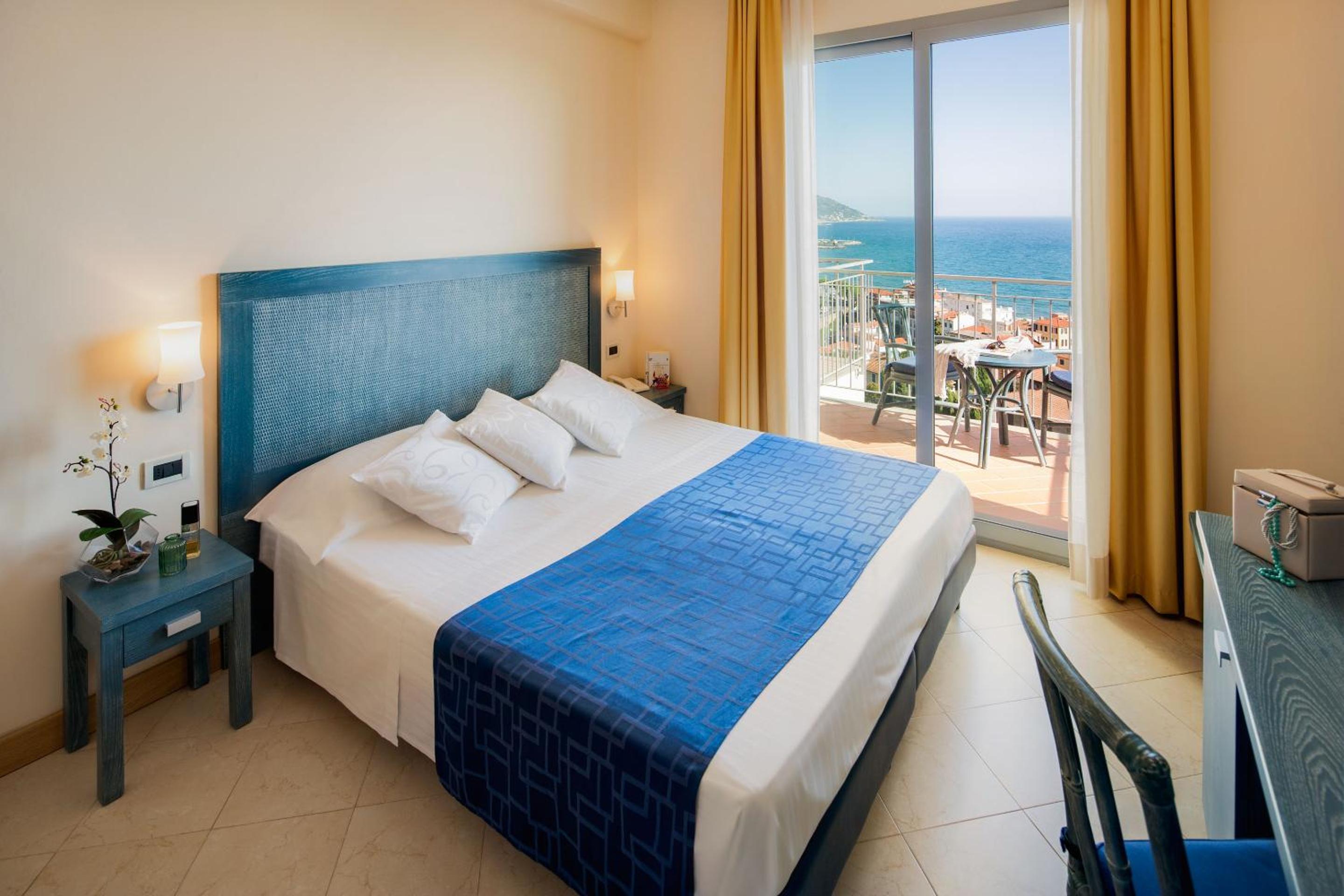 Double or Twin Room with Sea View - Photo 2