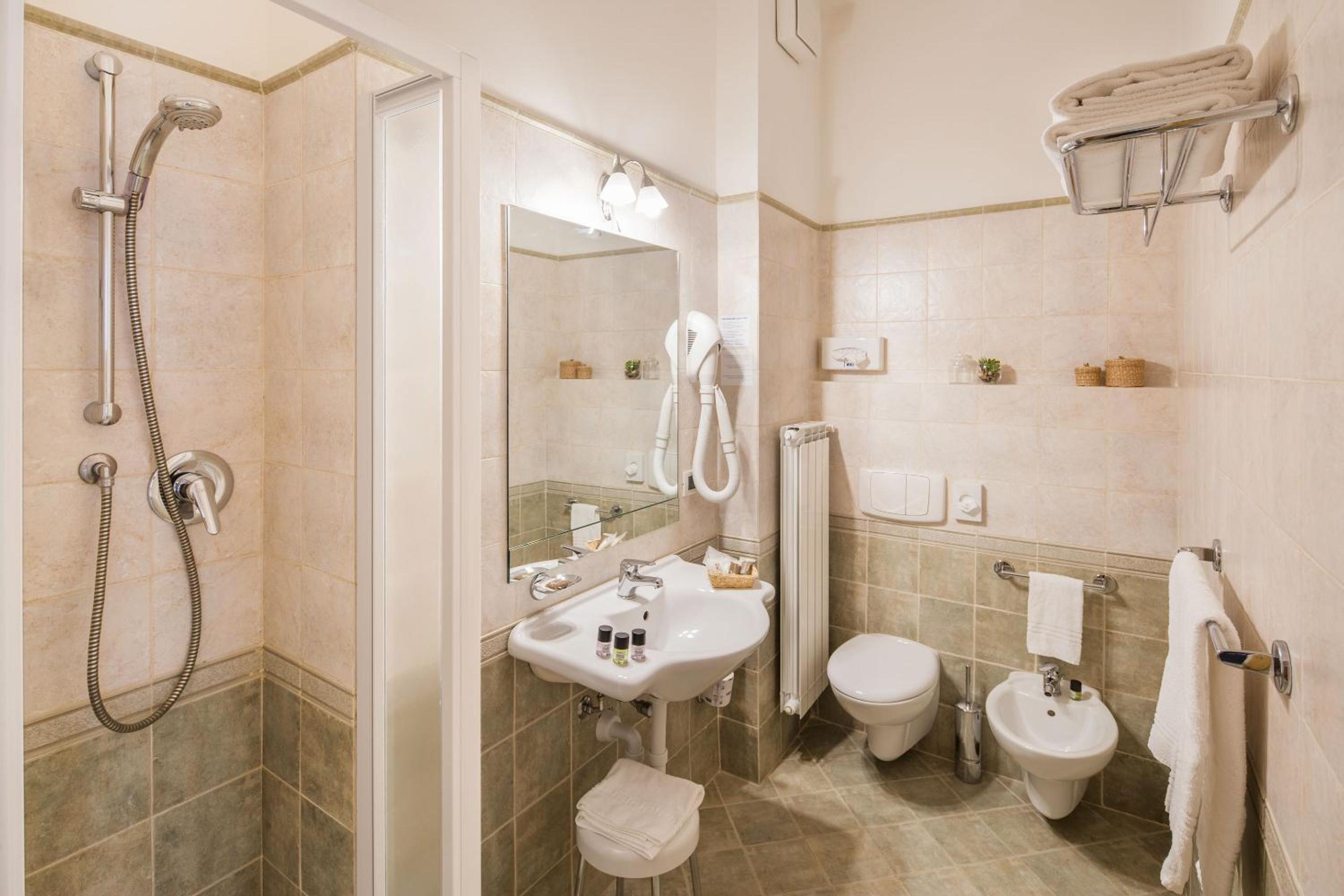  Double or Twin Room with Partial Sea View - Photo 3