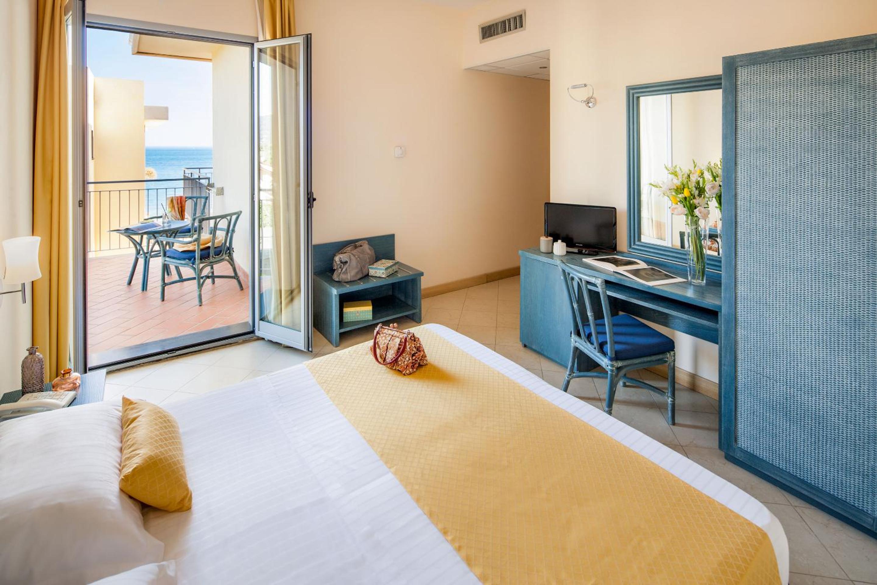 Double or Twin Room with Partial Sea View - Photo 5