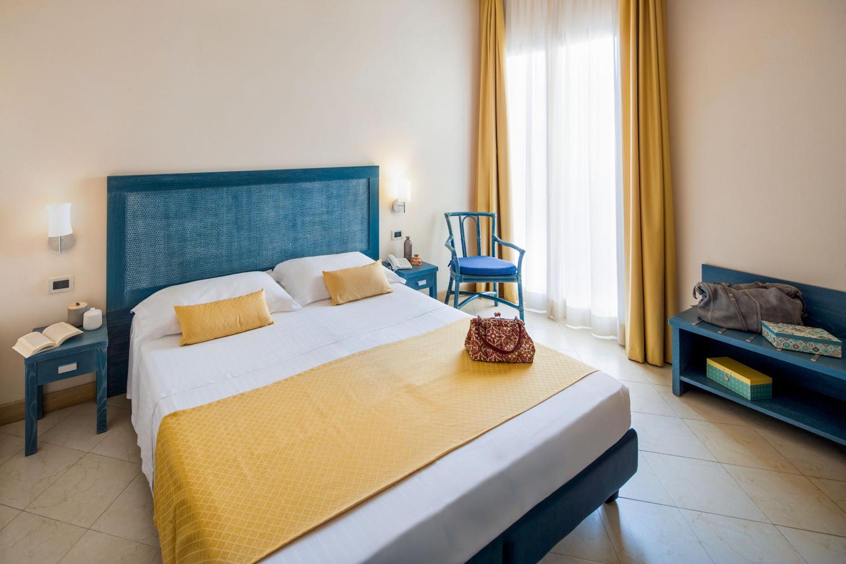  Double or Twin Room with Partial Sea View - Photo 6