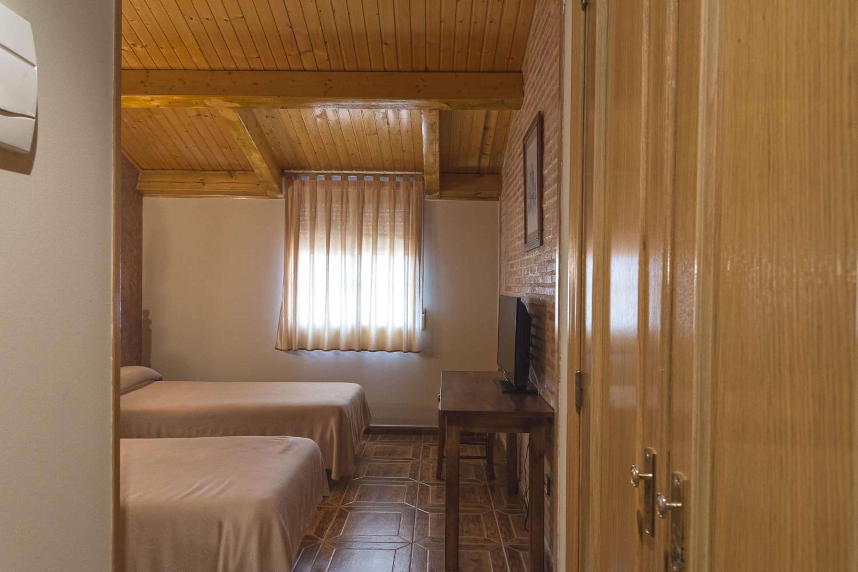 Twin Room with Bathroom photo 2