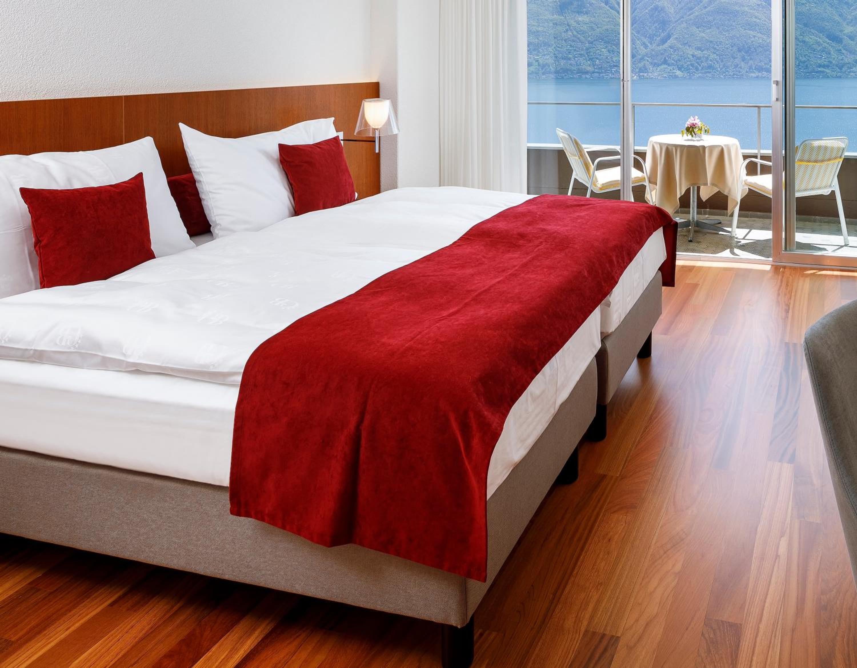 Modern Panorama Double Room with Balcony and Lake View photo 3