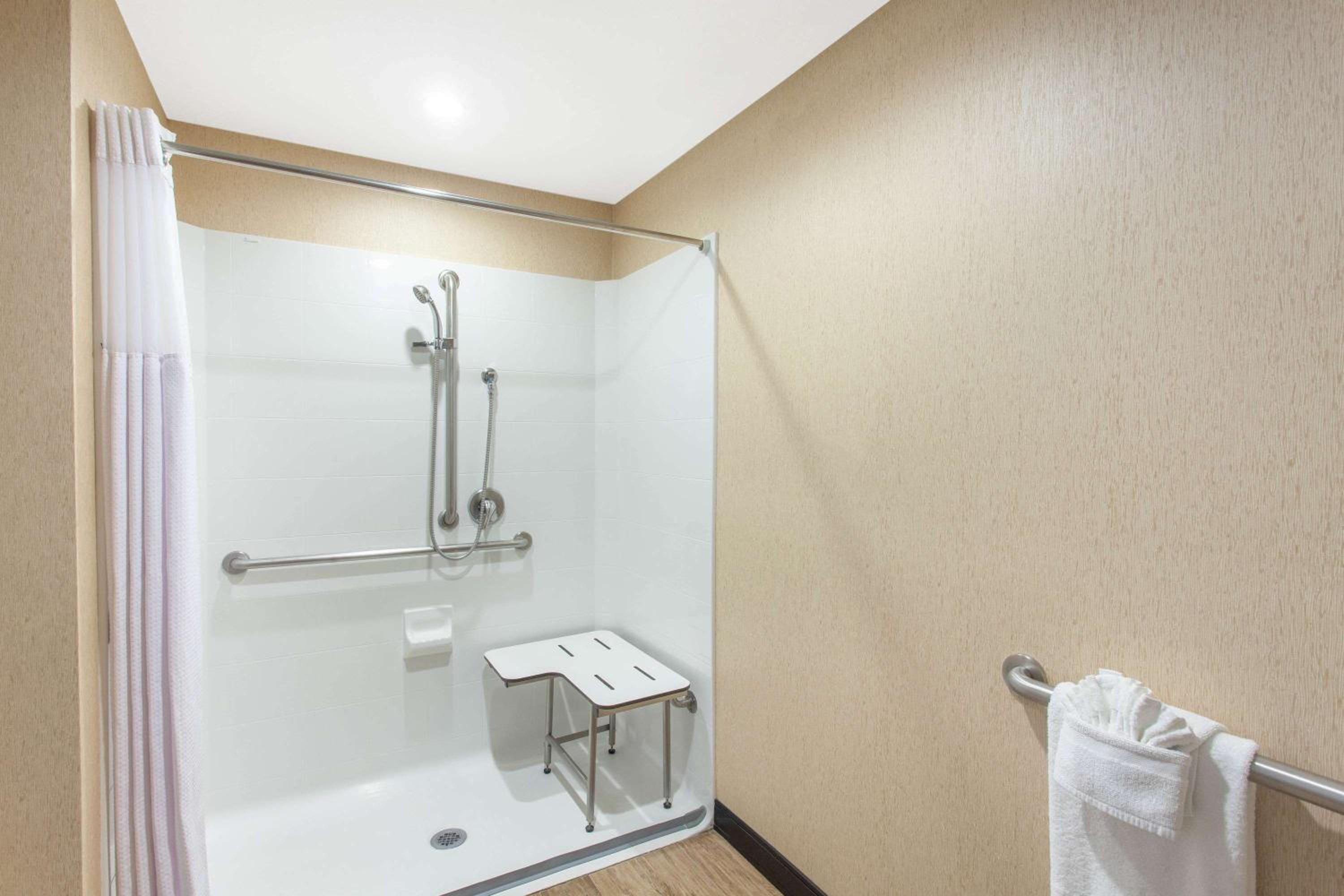 Deluxe King Room - Mobility Access/Non-Smoking - Photo 4