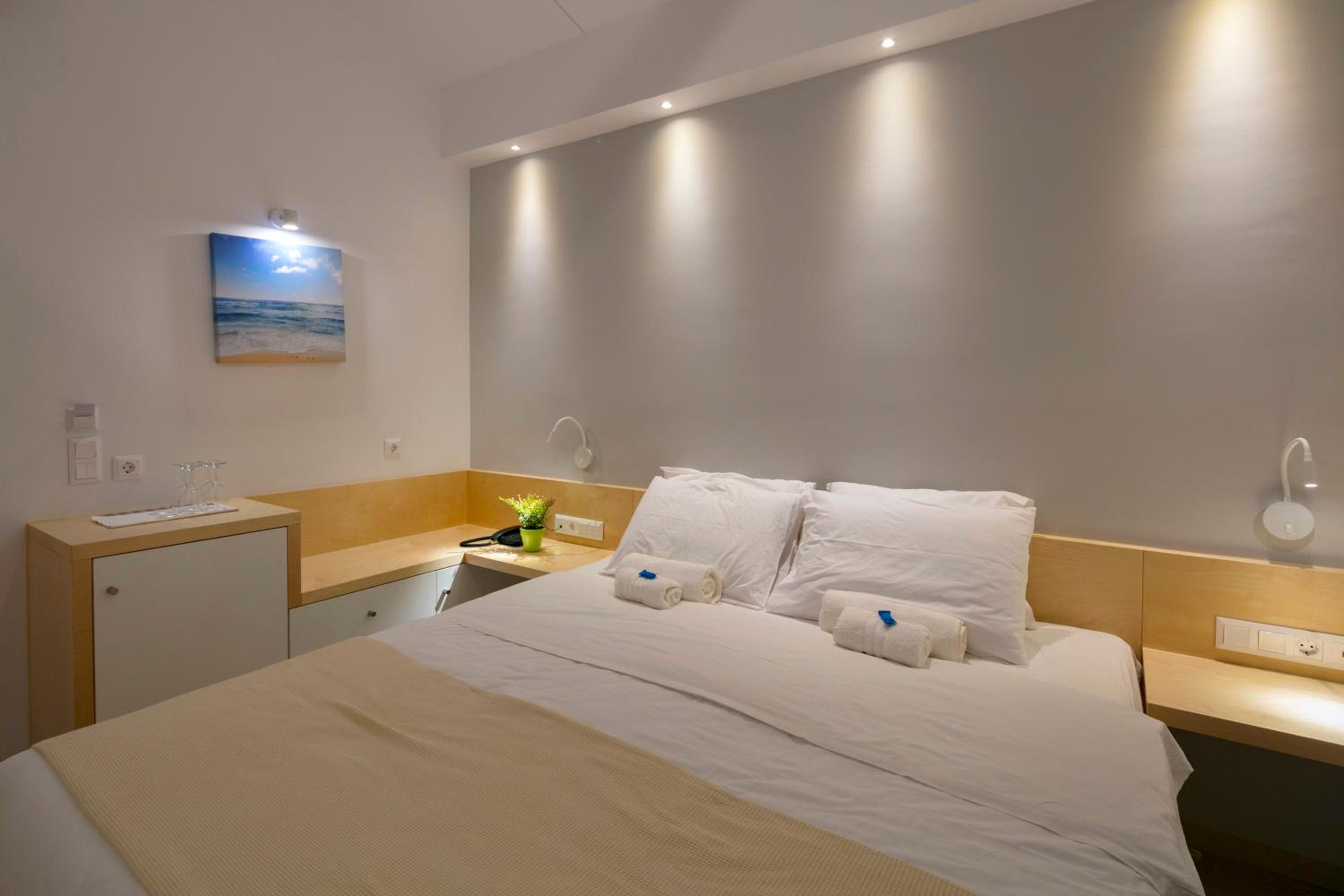 Double Room with Balcony - Photo 3