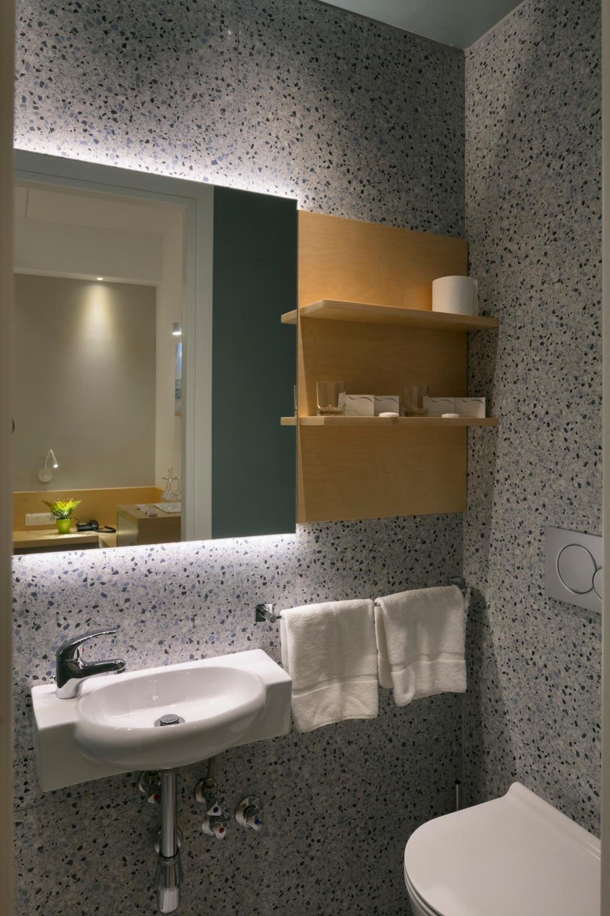 Double Room with Balcony - Photo 4