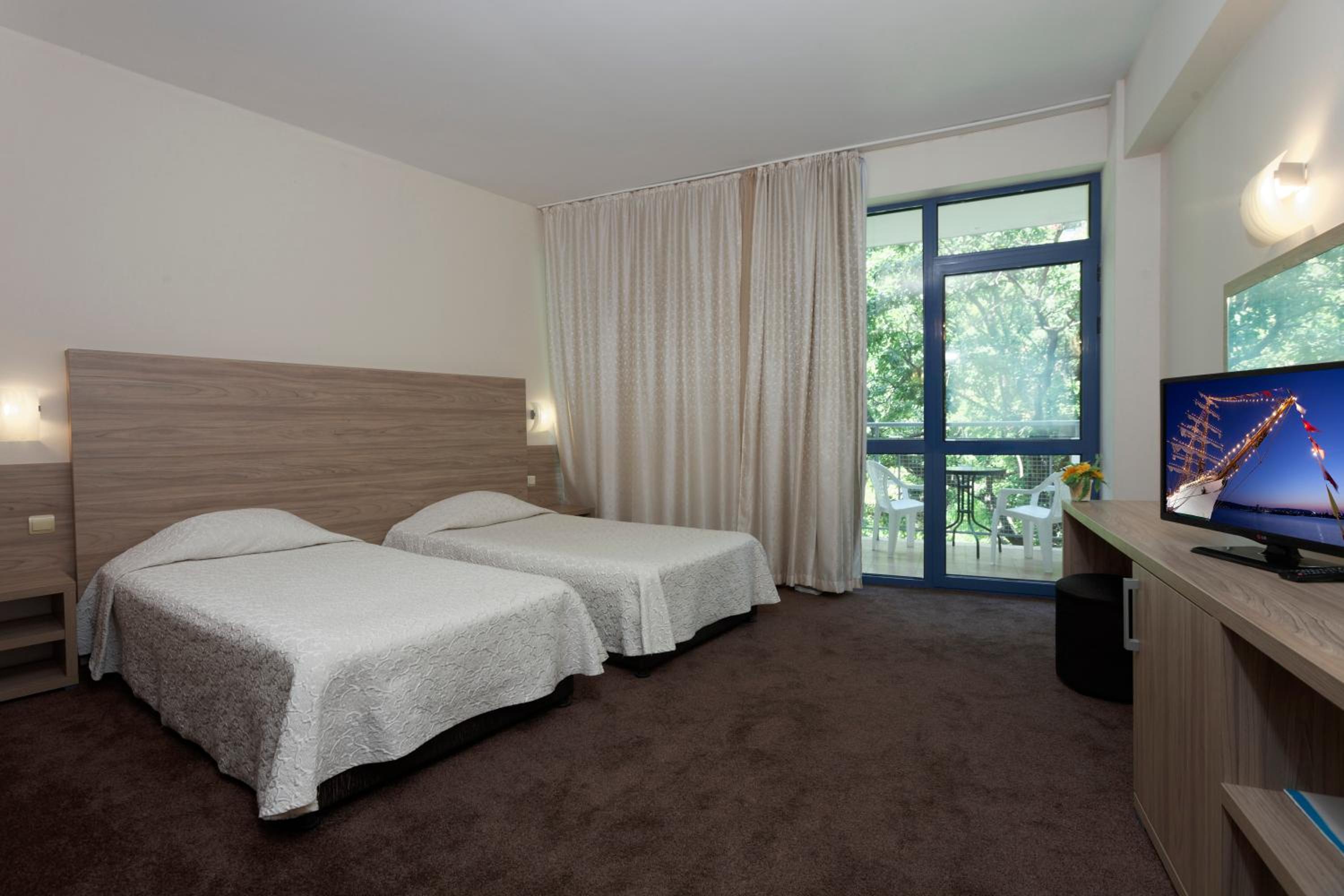 Double Room with Balcony and Park View (2 Adults) - Photo 2