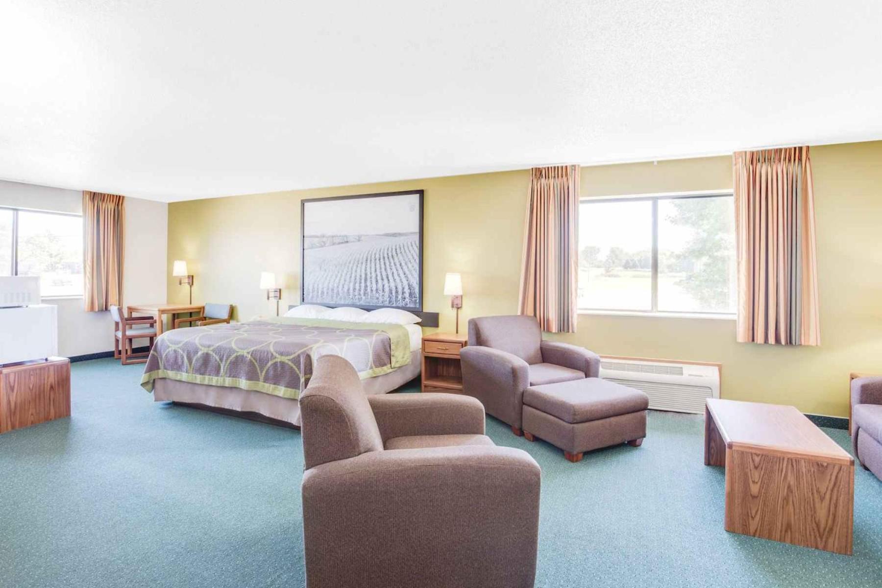 King Suite - Non-Smoking - Photo 6