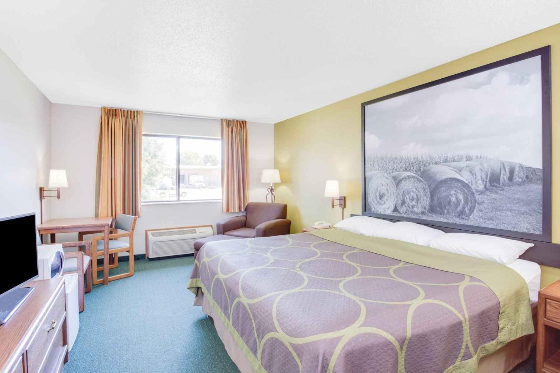 King Room - Non-Smoking - Photo 4