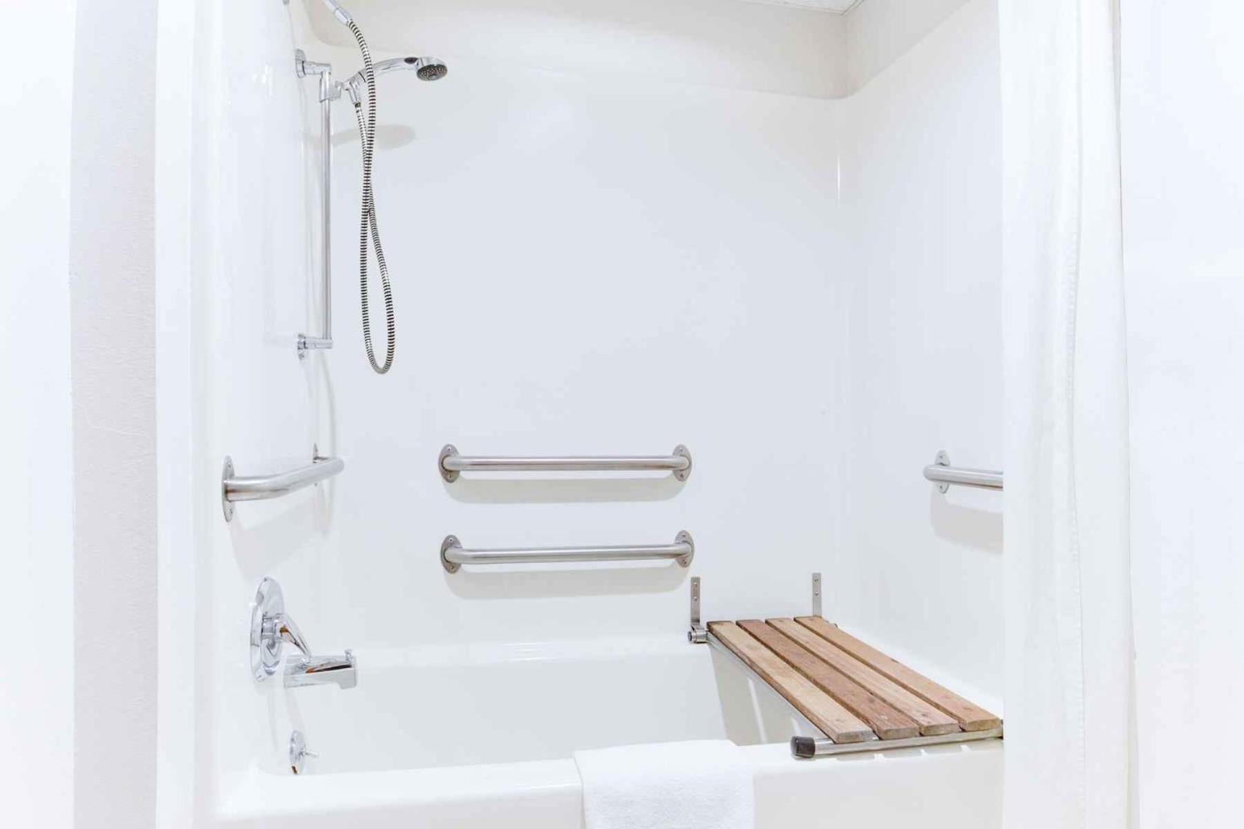 Queen Room - Mobility Access/Non-Smoking - Photo 5