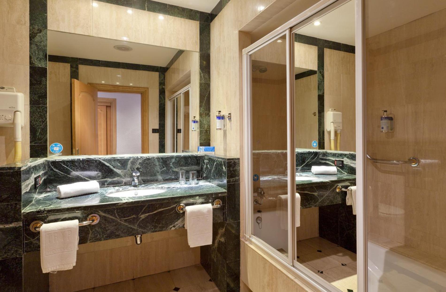 Double or Twin Room photo 3
