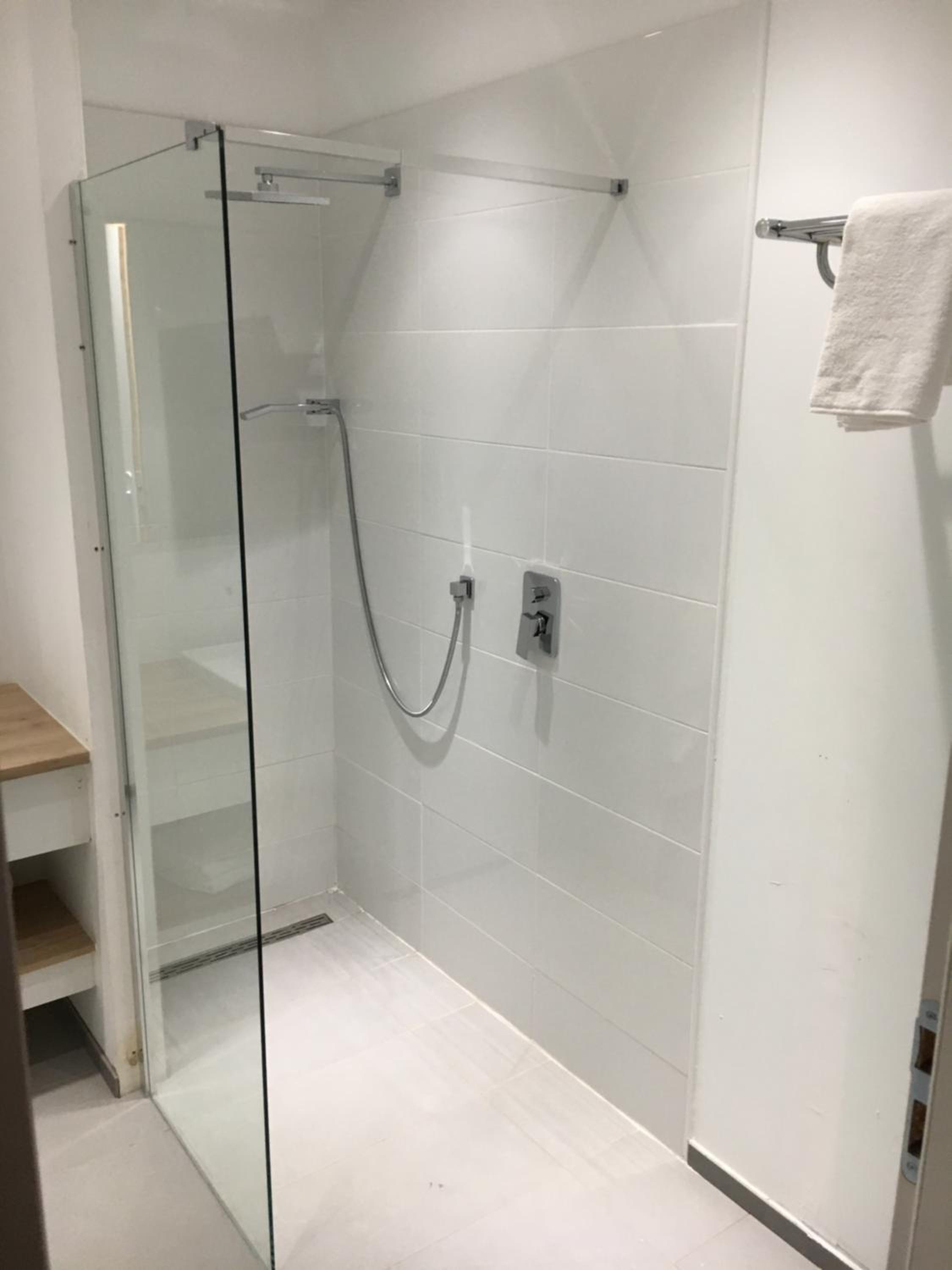 Deluxe Room (2 Adults + 1 Child) - Photo 4