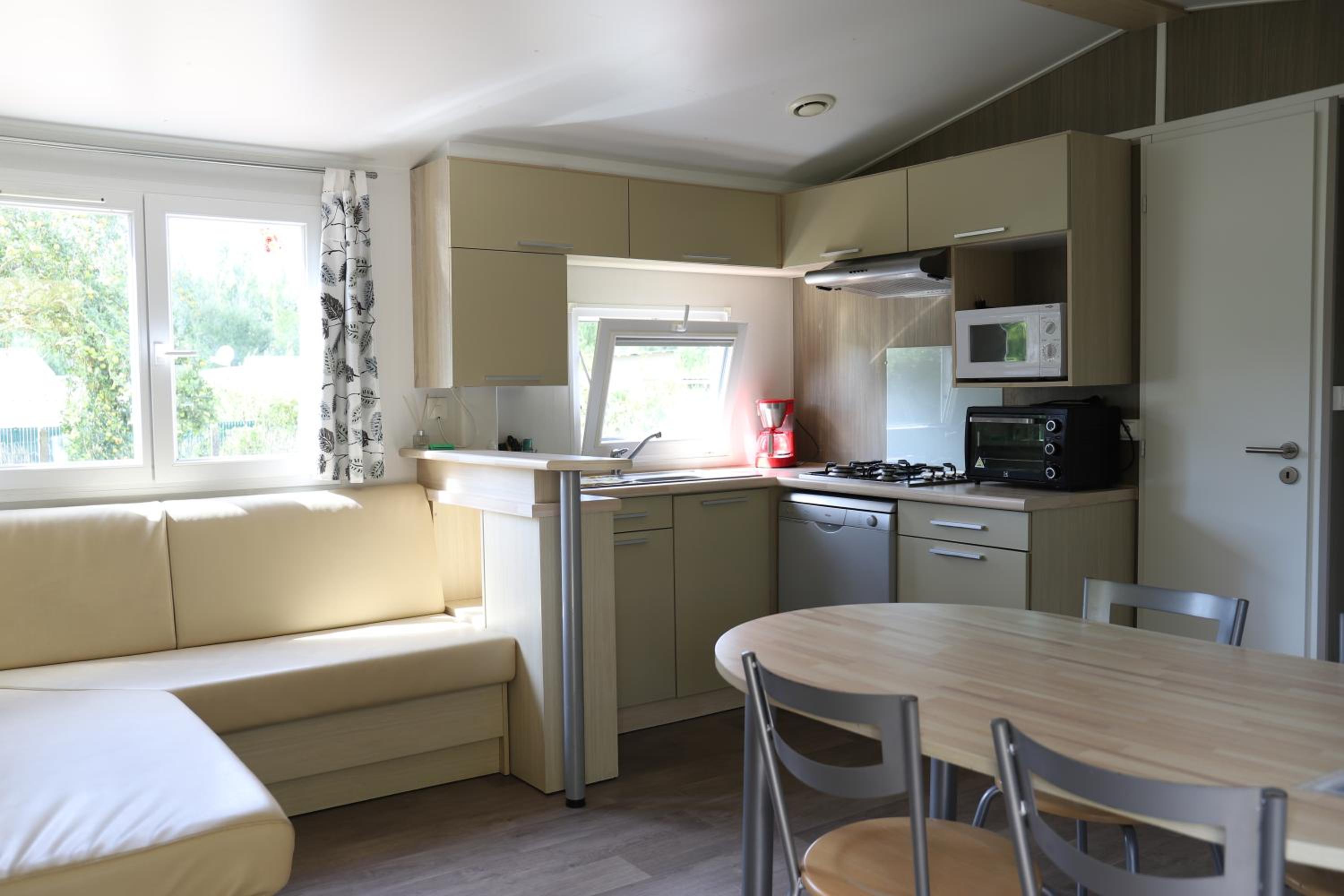 Three-Bedroom Bungalow - Photo 7