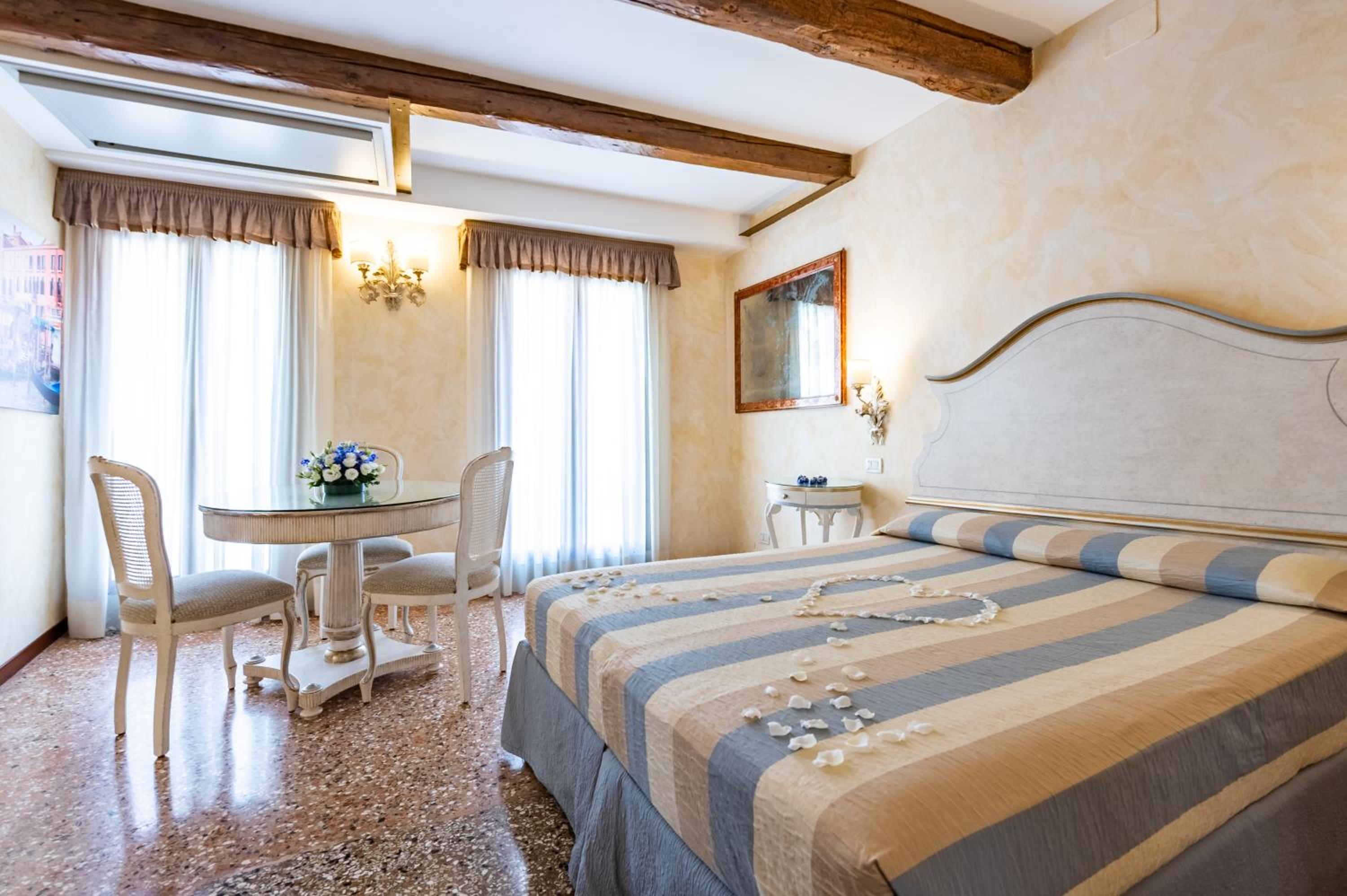 Suite with Canal View thumbnail 6