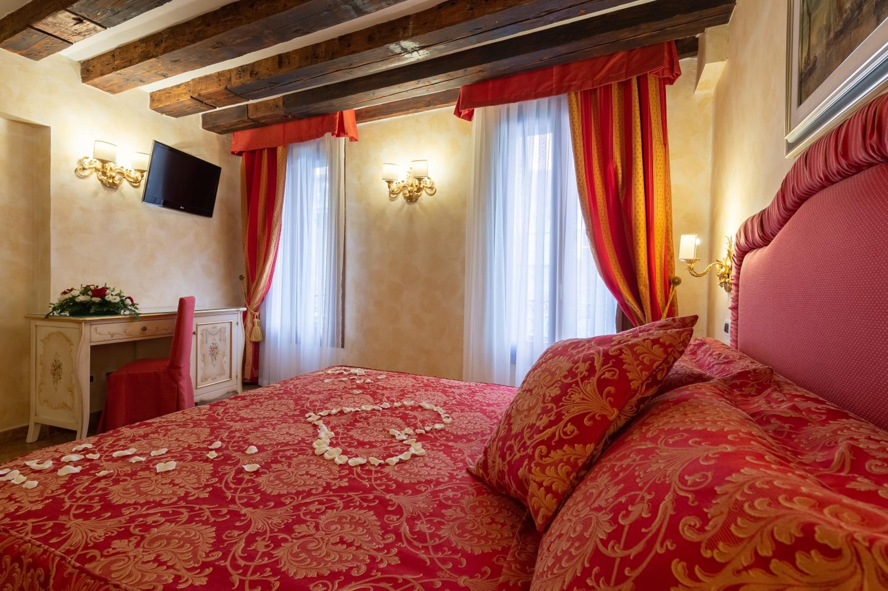 Suite with Canal View