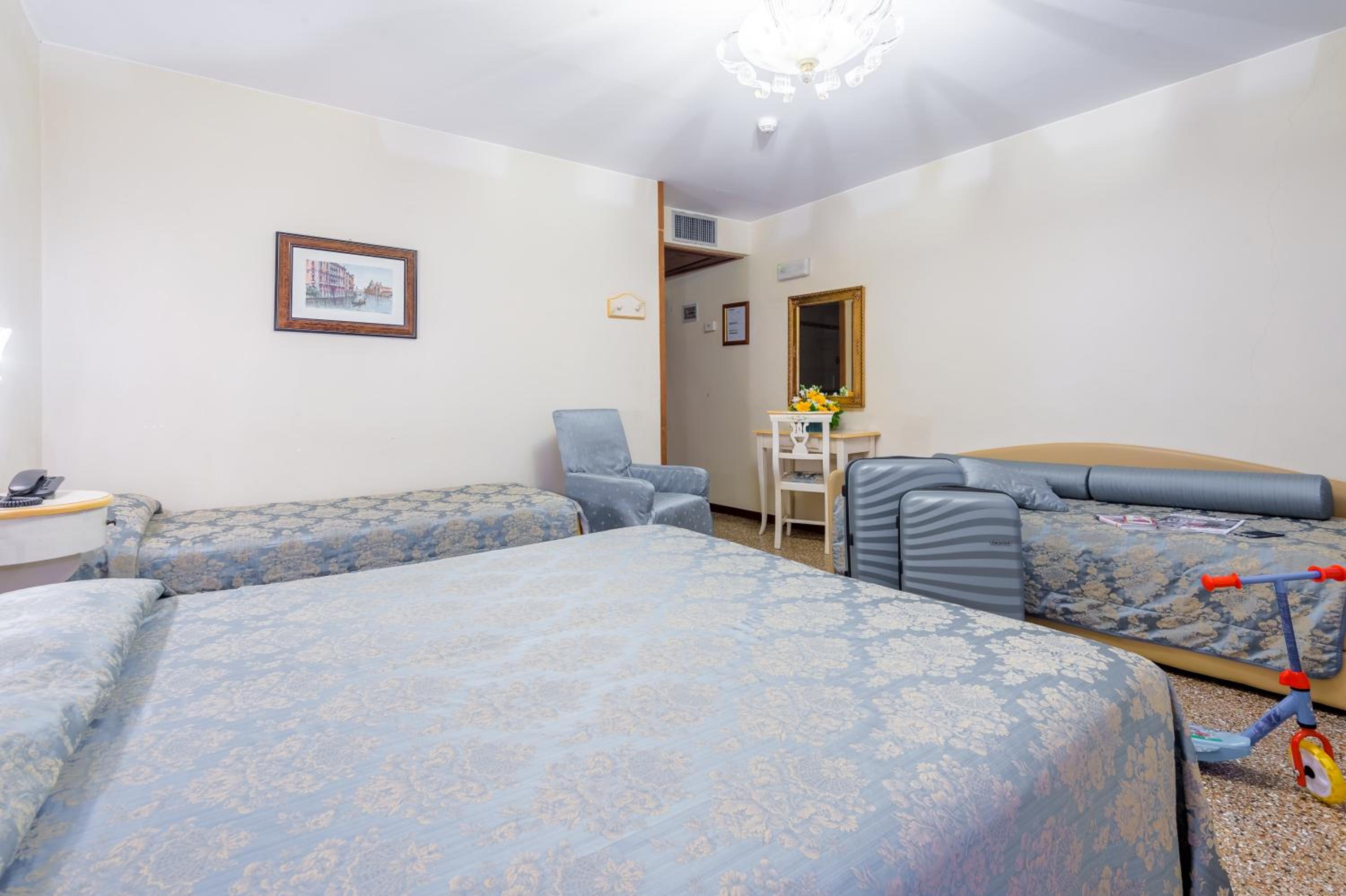 Superior Quadruple Room with Canal View