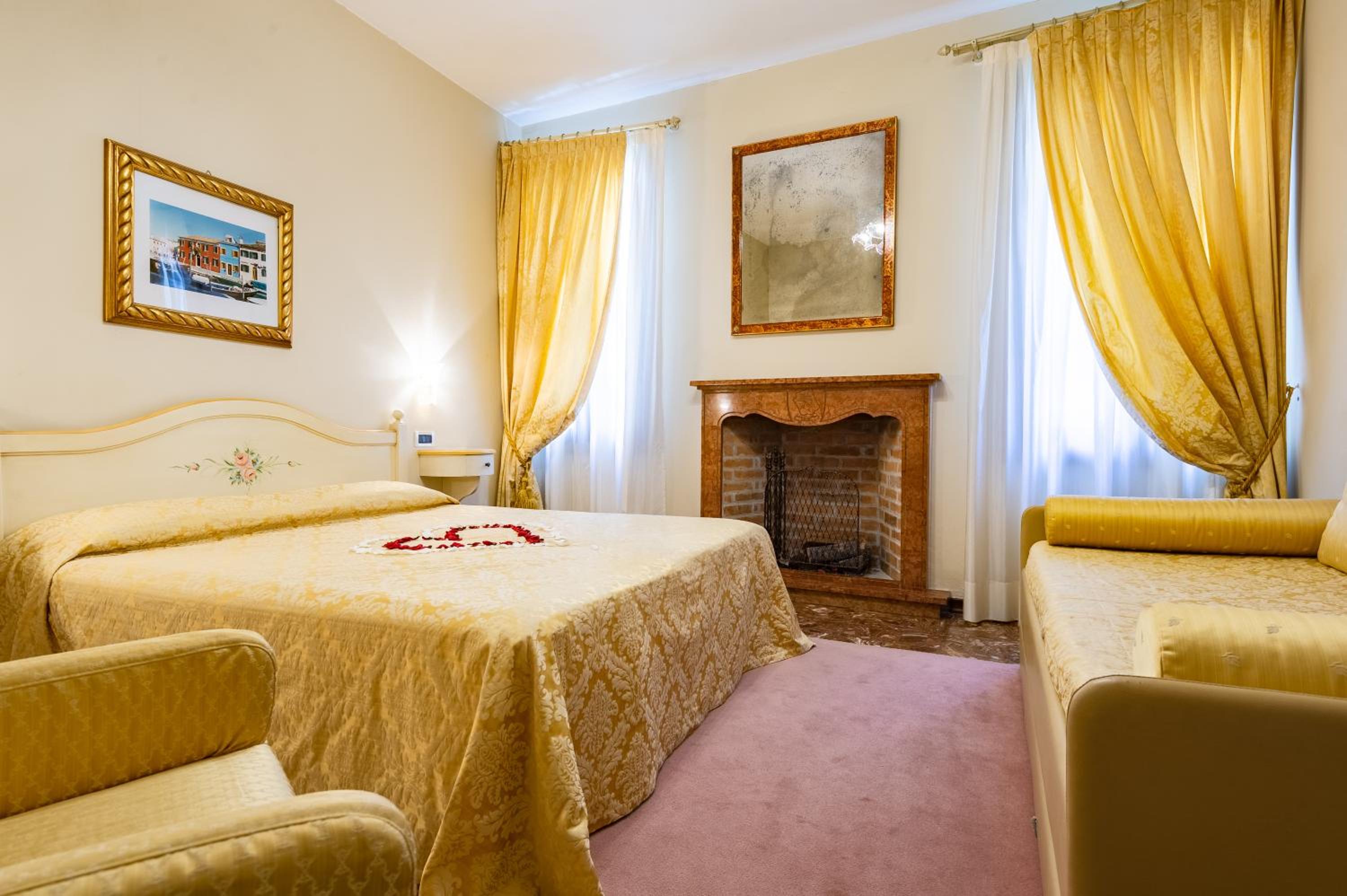 Superior Triple Room with Canal View thumbnail 5