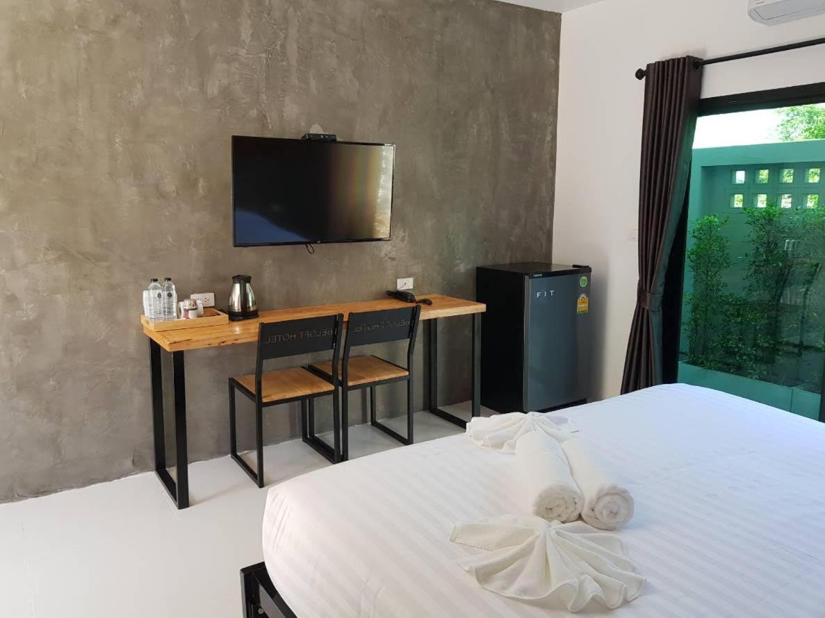 King Room with Balcony - Photo 11