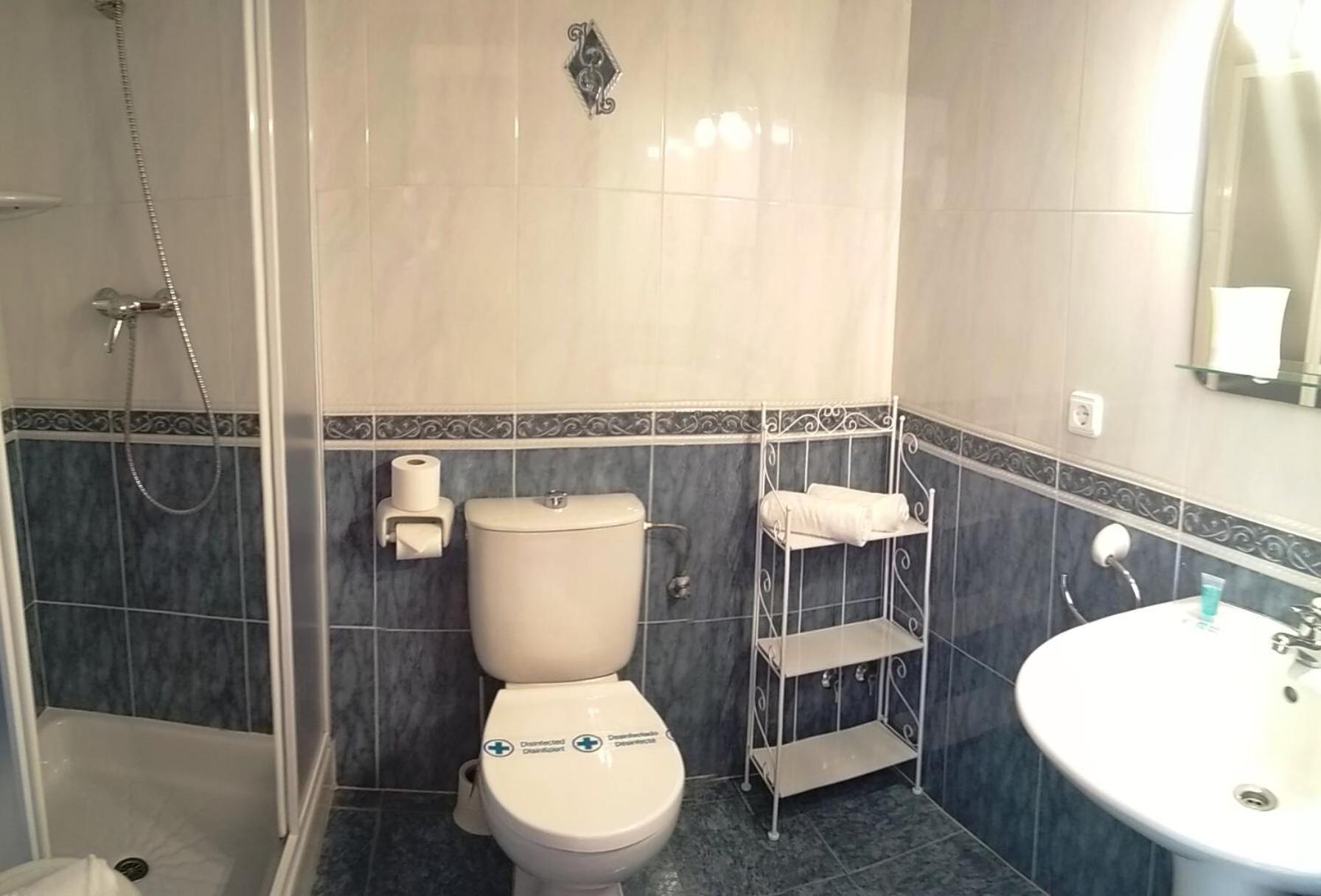 Queen Room with Balcony - Photo 7