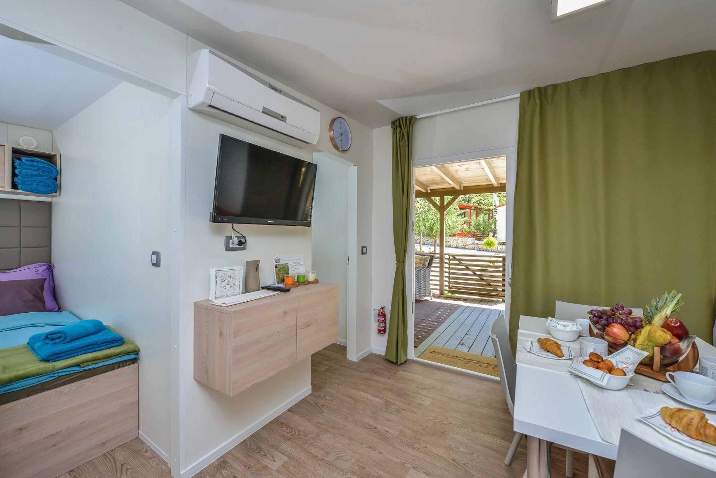 Casa móvil de tres habitaciones superior con terraza.