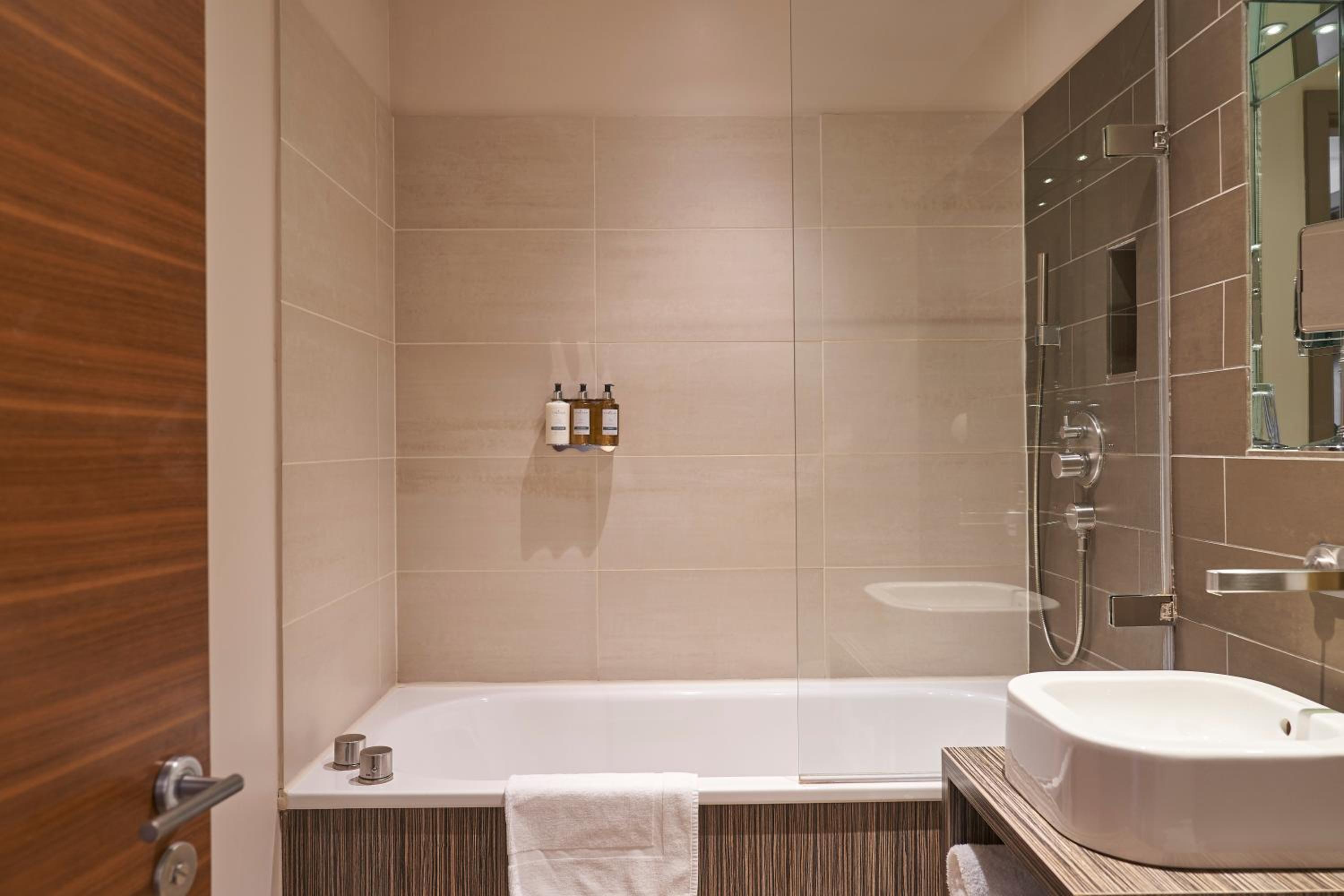 Executive Double Room with Balcony - Photo 4