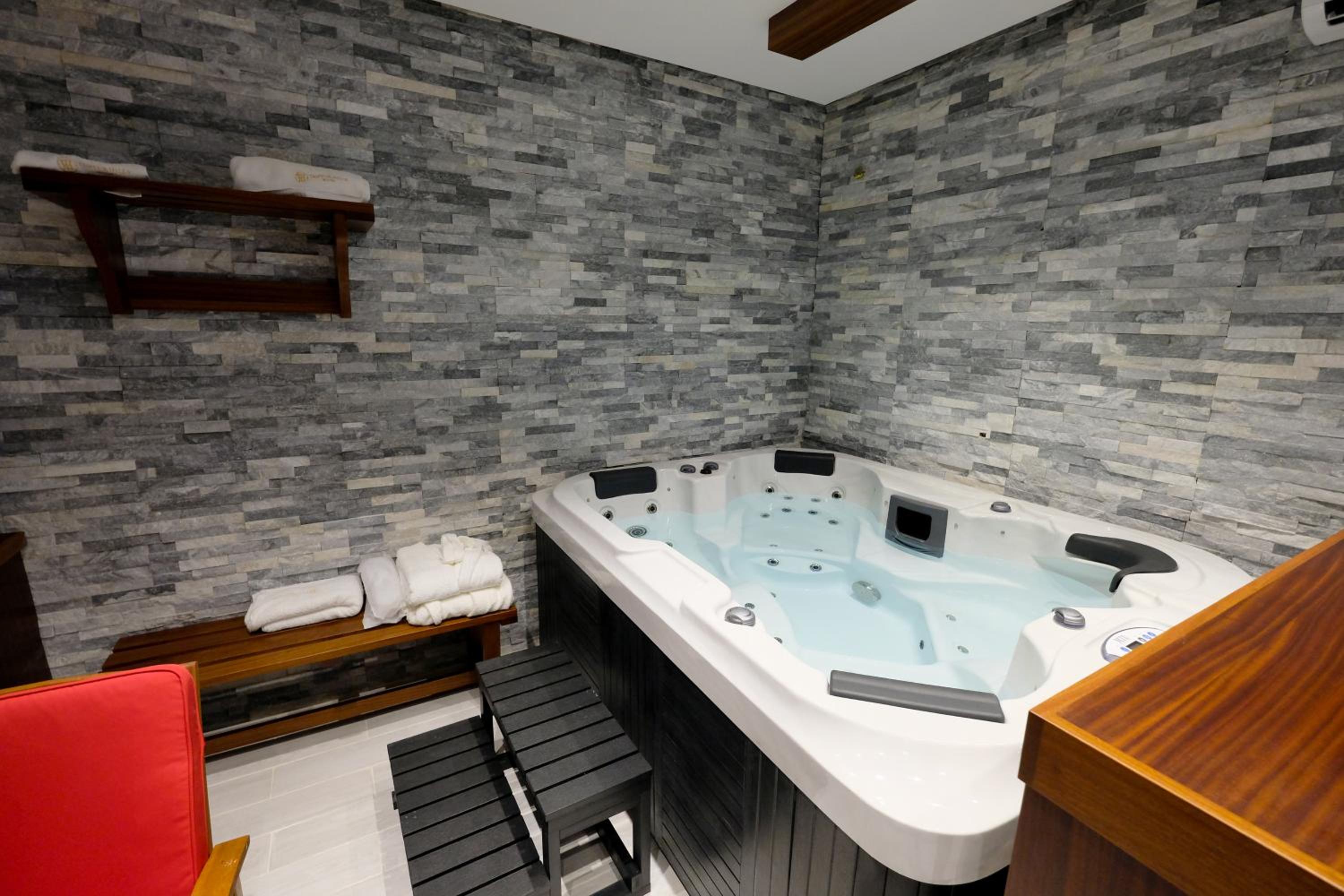 Suite with Spa Bath photo 2