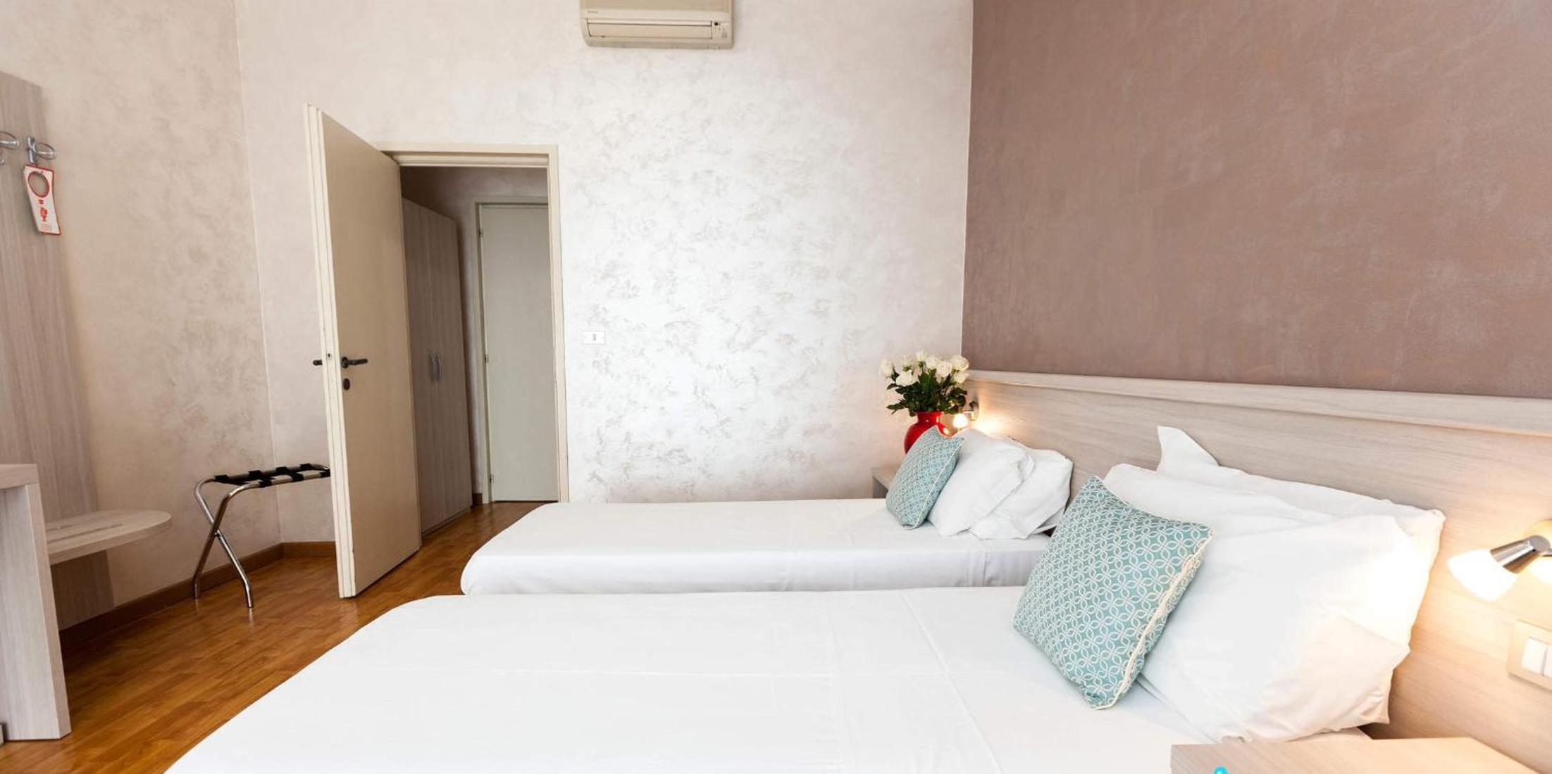 Triple Room - Photo 11